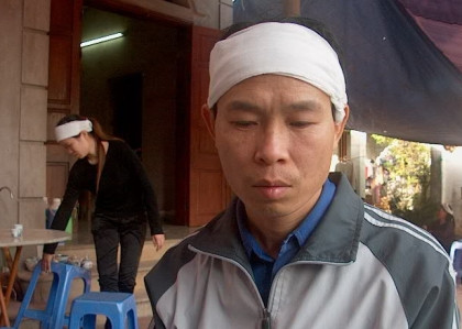 Sự ngơ ngác trên gương mặt anh Quế đã bớt đi nhưng sự buồn rầu thì đã hằn sâu thành từng nếp nhăn trên trán và giữa đôi lông mày của người đàn ông gần 40 tuổi này. (Ảnh: dantri.com.vn)