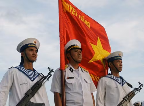 Dù trong thời chiến hay thời bình, những người lính vẫn quả cảm và hi sinh hết mình vì biển đảo quê hương. Dù trong thời chiến hay thời bình, những người lính vẫn quả cảm và hi sinh hết mình vì biển đảo quê hương.