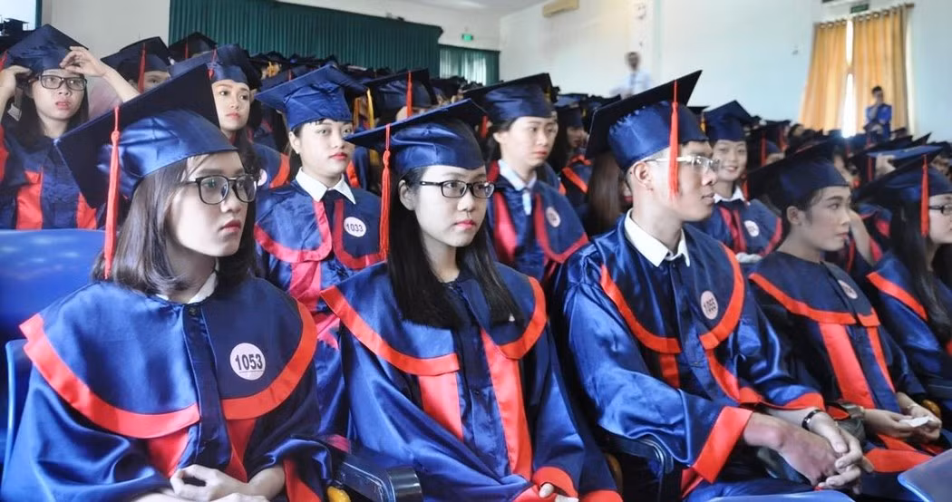 Phó Giáo sư Đặng Bá Lãm cho rằng, cần có cơ chế đãi ngộ người thầy như lực lượng vũ trang. (Trong ảnh: Sinh viên Trường Đại học Sư phạm Đà Nẵng trong lễ tốt nghiệp).