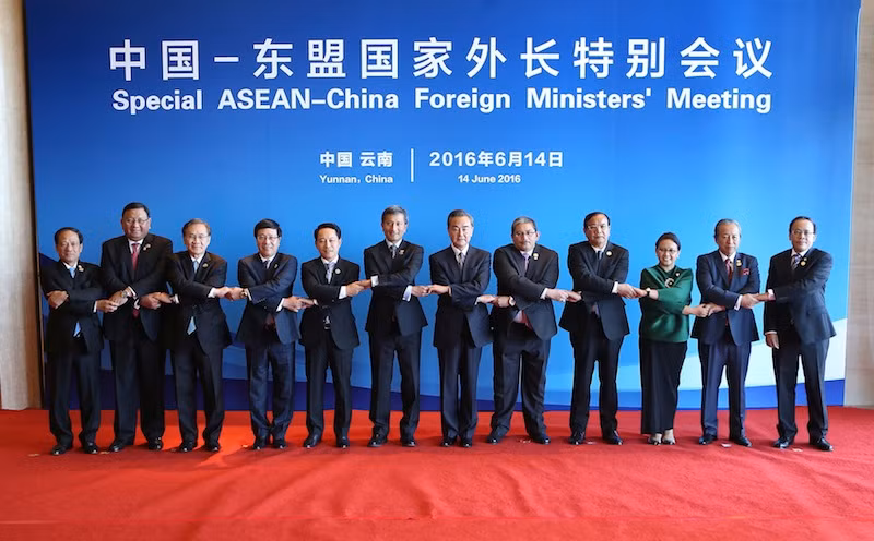Ngoại trưởng 10 nước ASEAN và Trung Quốc tại Côn Minh, Vân Nam, ảnh: The Cambodia Daily.