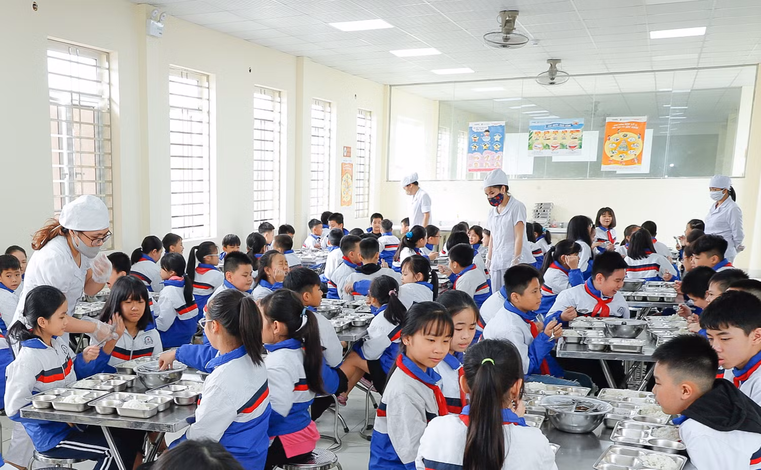 Học sinh được ăn bán trú từ lớp 1 đến lớp 5; nhà trường có phòng ăn và phòng ngủ riêng biệt cho học sinh (Ảnh: Lã Tiến) Học sinh được ăn bán trú từ lớp 1 đến lớp 5; nhà trường có phòng ăn và phòng ngủ riêng biệt cho học sinh (Ảnh: Lã Tiến)