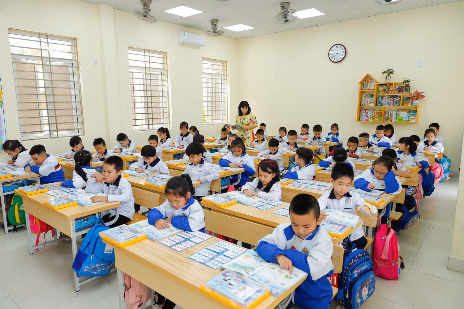 Các phòng học được trang bị đầy đủ bàn ghế, tủ đồ dùng học sinh, tủ đồ bán trú, mạng internet... nhằm hỗ trợ giảng dạy, góp phần nâng cao chất lượng dạy học (Ảnh: Lã Tiến) Các phòng học được trang bị đầy đủ bàn ghế, tủ đồ dùng học sinh, tủ đồ bán trú, mạng internet... nhằm hỗ trợ giảng dạy, góp phần nâng cao chất lượng dạy học (Ảnh: Lã Tiến)