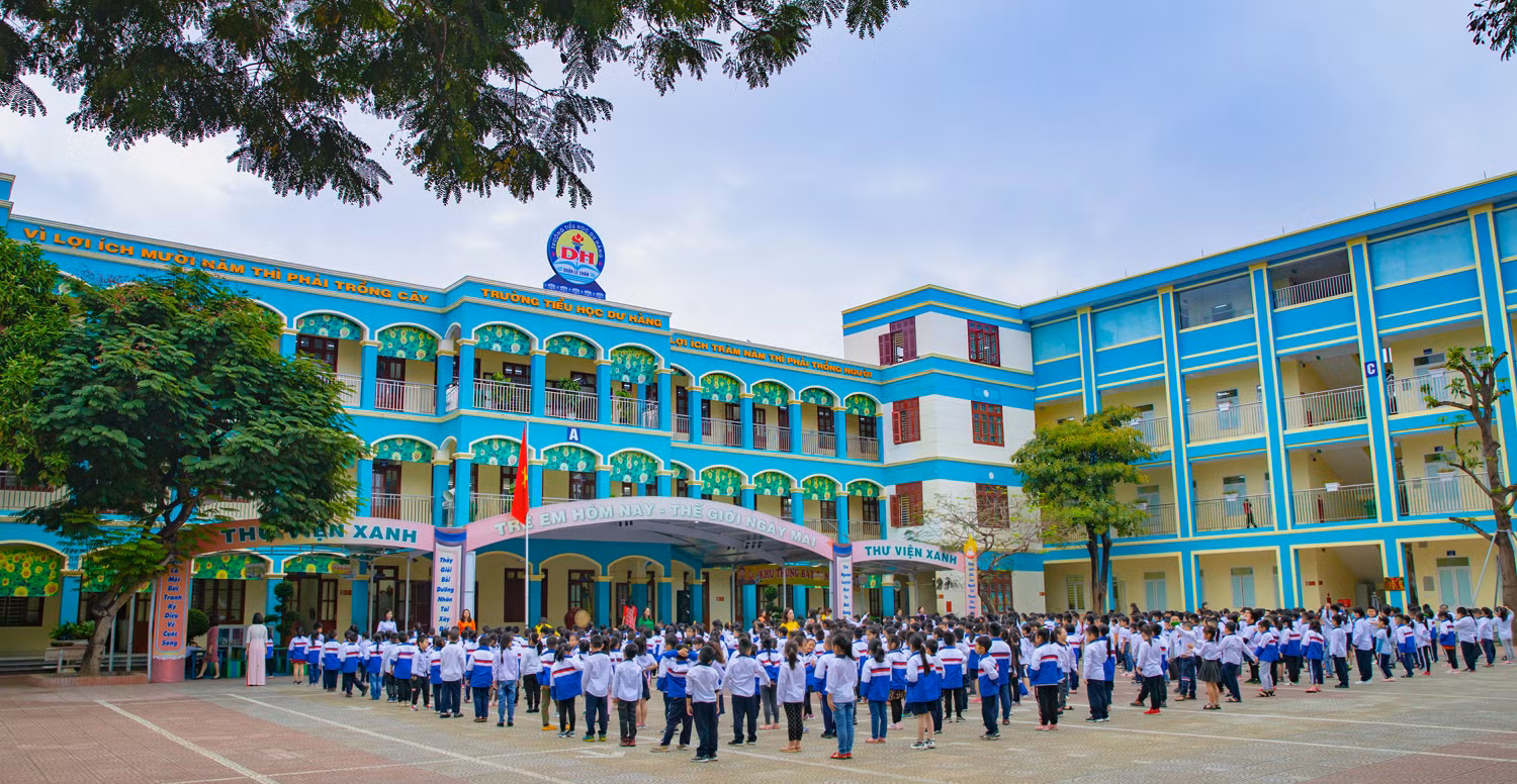 Sự đổi mới về cảnh quan, cơ sở vật chất được đầu tư đồng bộ, hiện đại đã từng bước nâng cao chất lượng dạy học và chất lượng giáo dục toàn diện của nhà trường, đáp ứng yêu cầu đổi mới dạy học và hội nhập hiện nay (Ảnh: Lã Tiến) Sự đổi mới về cảnh quan, cơ sở vật chất được đầu tư đồng bộ, hiện đại đã từng bước nâng cao chất lượng dạy học và chất lượng giáo dục toàn diện của nhà trường, đáp ứng yêu cầu đổi mới dạy học và hội nhập hiện nay (Ảnh: Lã Tiến)