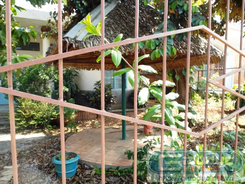 Một góc ngôi biệt thự, nhìn từ ngoài vào. Về nhà Hoàng My ở Đồng Nai: Thuê bình thường thì được, cấm 'gái góc'!