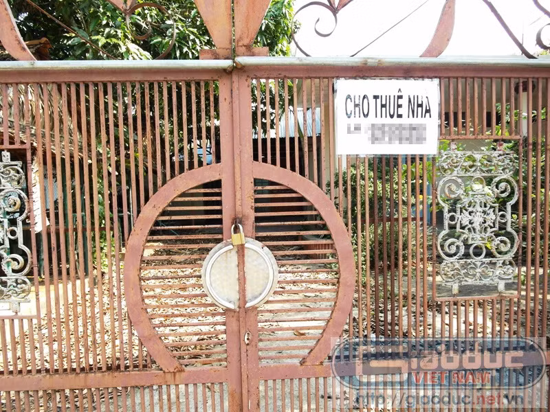 Theo lời những người hàng xóm, căn biệt thự này đã bị bỏ hoang, đóng cửa im ỉm hơn 1 năm nay và tấm biển “cho thuê nhà” mới được treo gần đây. Cách đây hai năm, mẹ của Hoàng My đã dùng ngôi biệt thự này để mở quán karaoke. Về nhà Hoàng My ở Đồng Nai: Thuê bình thường thì được, cấm 'gái góc'!