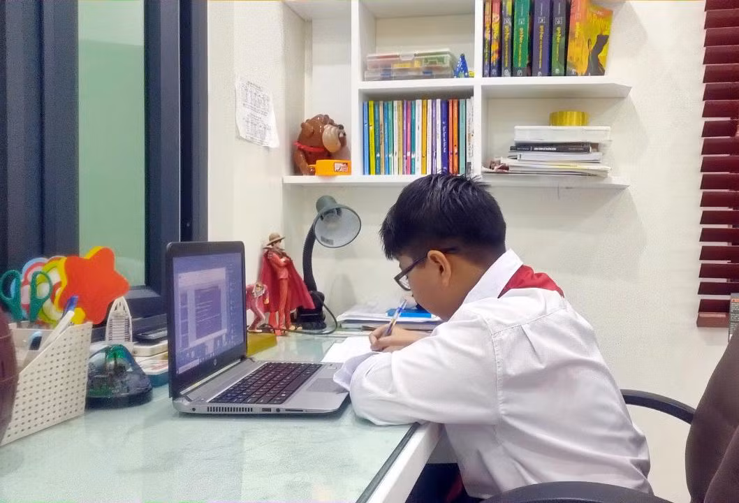 Học sinh Trường Trung học cơ sở Tô Hiệu học trực tuyến tại nhà (Ảnh: Nhà trường cung cấp) Học sinh Trường Trung học cơ sở Tô Hiệu học trực tuyến tại nhà (Ảnh: Nhà trường cung cấp)