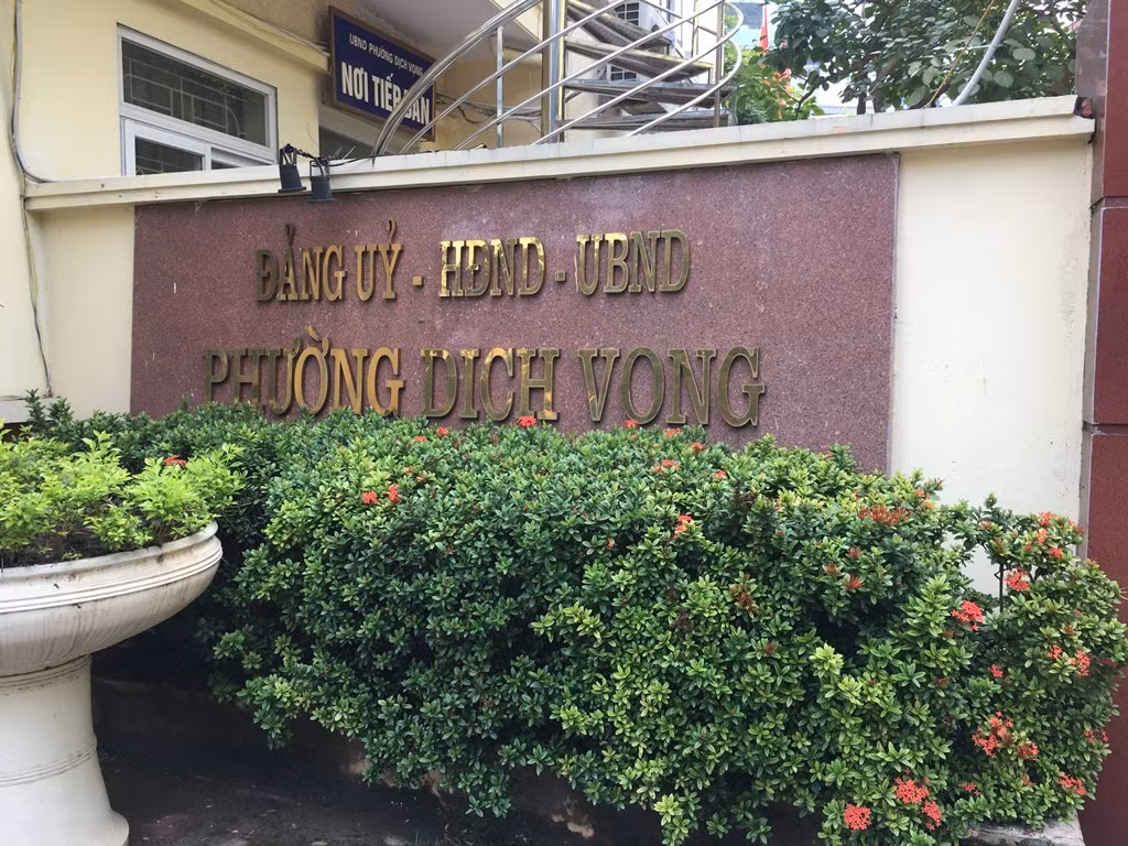 Dự án FLC Twin Towers số 265 Cầu Giấy nằm trên địa bàn phường Dịch Vọng, quá trình thi công dự án này ảnh hưởng đến đời sống vật chất và tinh thần của nhiều hộ dân liền, nhưng chủ tịch phường này bận đi học, còn phó chủ tịch phụ trách lại nói không được phát ngôn. Ảnh: Vũ Phương. Dự án FLC Twin Towers số 265 Cầu Giấy nằm trên địa bàn phường Dịch Vọng, quá trình thi công dự án này ảnh hưởng đến đời sống vật chất và tinh thần của nhiều hộ dân liền, nhưng chủ tịch phường này bận đi học, còn phó chủ tịch phụ trách lại nói không được phát ngôn. Ảnh: Vũ Phương.