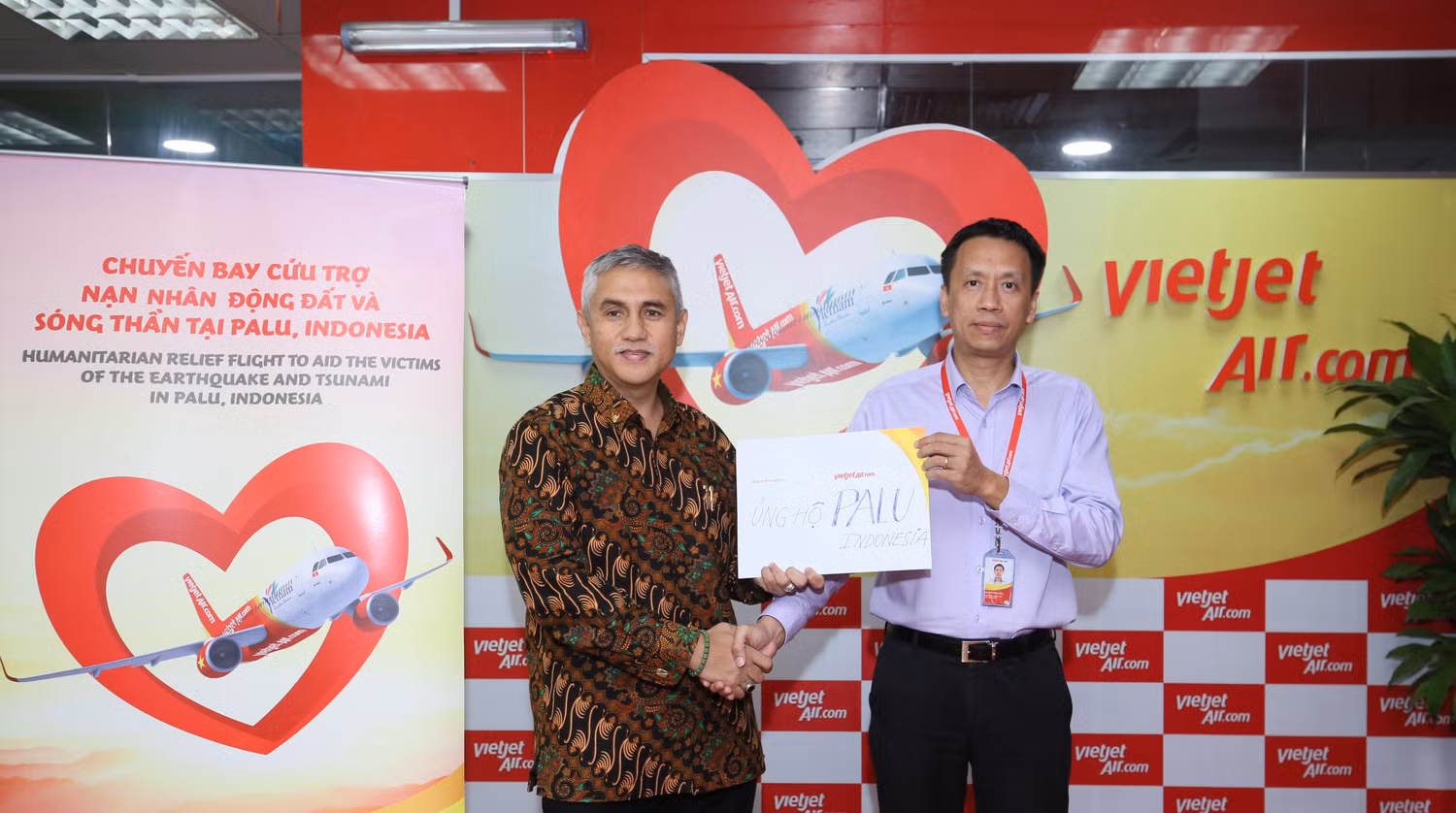 Ông Hanif Salim - Tổng lãnh sự Indonesia và Phó Tổng giám đốc Nguyễn Thanh Sơn cũng tham gia hoạt động quyên góp tại văn phòng Vietjet.