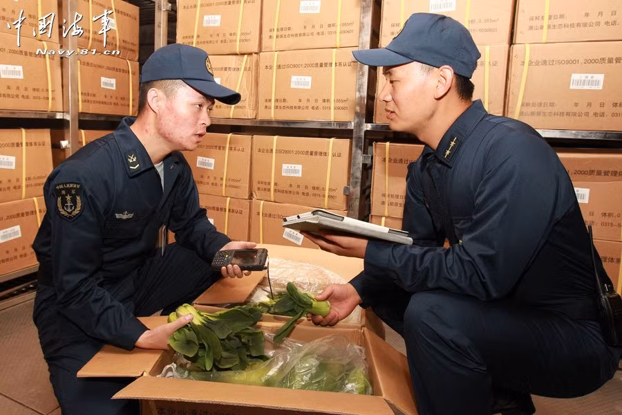 Bộ phận hậu cần, nhà bếp kiểm tra nguyên liệu