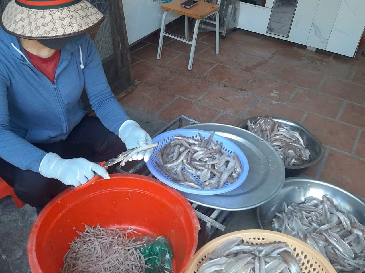 Tranh thủ cuối tuần và dịp nghỉ hè, cô Loan chế biến hải sản bán sẵn (Ảnh: NVCC) Tranh thủ cuối tuần và dịp nghỉ hè, cô Loan chế biến hải sản bán sẵn (Ảnh: NVCC)