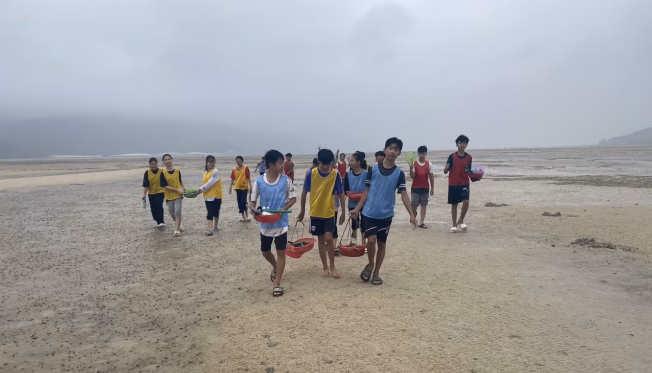 Từ kinh nghiệm hướng dẫn các tour du lịch, thầy giáo Luân tổ chức cho học sinh trải nghiệm thực tế công việc của người ngư dân (Ảnh: NVCC) Từ kinh nghiệm hướng dẫn các tour du lịch, thầy giáo Luân tổ chức cho học sinh trải nghiệm thực tế công việc của người ngư dân (Ảnh: NVCC)
