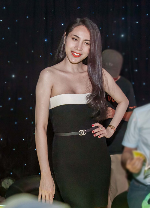 Thủy Tiên khiến khán giả bất ngờ khi xuất hiện thon gọn và rạng rỡ mặc dù cô mới sinh con chưa lâu.