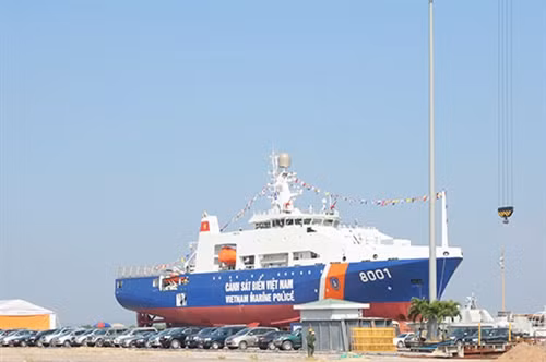 Tàu DN 2000 trước lễ hạ thủy . Tàu DN 2000 trước lễ hạ thủy .