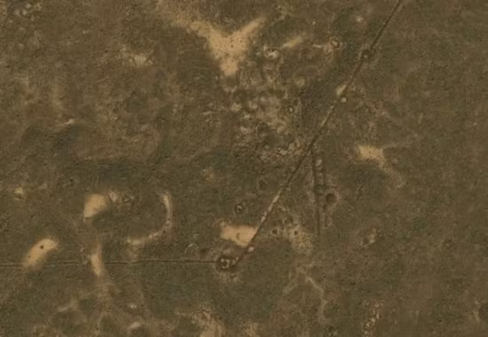 Các di tích và lăng mộ cổ: Giáo sư David Kennedy thuộc trường Đại học Tây Úc sử dụng Google Earth để thăm dò các di tích tại Ả Rập. Ông phát hiện hàng nghìn lăng mộ và một số di tích cổ khác có niên đại khoảng 9000 năm.