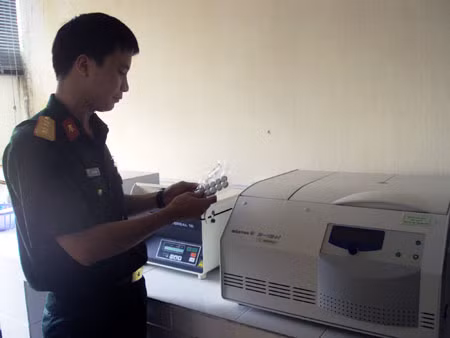 Cán bộ Viện Công nghệ mới giới thiệu sản phẩm viên nén thực phẩm chức năng. Cán bộ Viện Công nghệ mới giới thiệu sản phẩm viên nén thực phẩm chức năng.