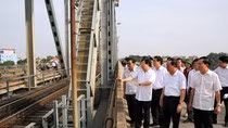 Phó Thủ tướng Trịnh Đình Dũng kiểm tra cầu Việt Trì ngày 11/7- Ảnh: VGP/Xuân Tuyến.