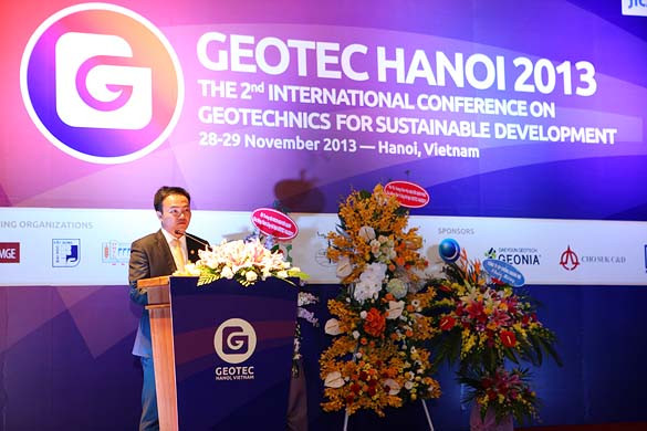 Ông Phạm Việt Khoa, Chủ tịch HĐQT, Tổng giám đốc FECON, Trưởng Ban Tổ chức phát biểu khai mạc Hội nghị GEOTEC HANOI 2013. Ảnh: Báo Đầu tư. Ông Phạm Việt Khoa, Chủ tịch HĐQT, Tổng giám đốc FECON, Trưởng Ban Tổ chức phát biểu khai mạc Hội nghị GEOTEC HANOI 2013. Ảnh: Báo Đầu tư.