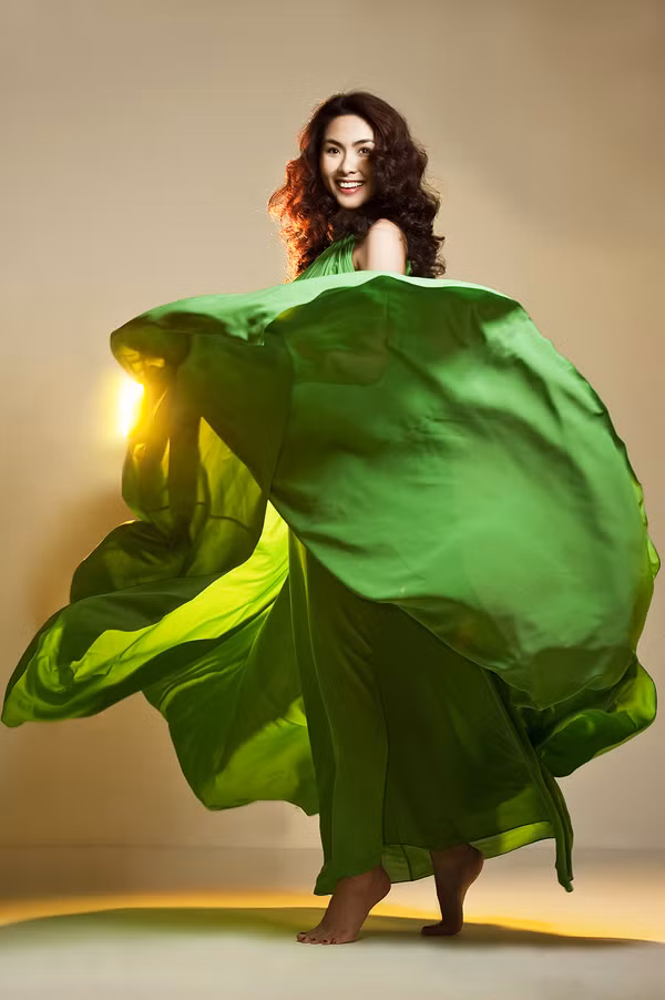 Khép lại một năm 2011 hơi yên ắng, nhưng vẫn có sức hút và độ phủ sóng cao trên các phương tiện truyền thông, Hà Tăng tiếp tục xuất hiện trong bộ ảnh mới với vẻ đẹp thường thấy.