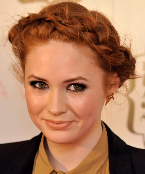 Karen Gillian xinh xắn và đáng yêu. Xem thêm: Mốt tóc ướt/Tóc búi updo/Tóc Bob giả