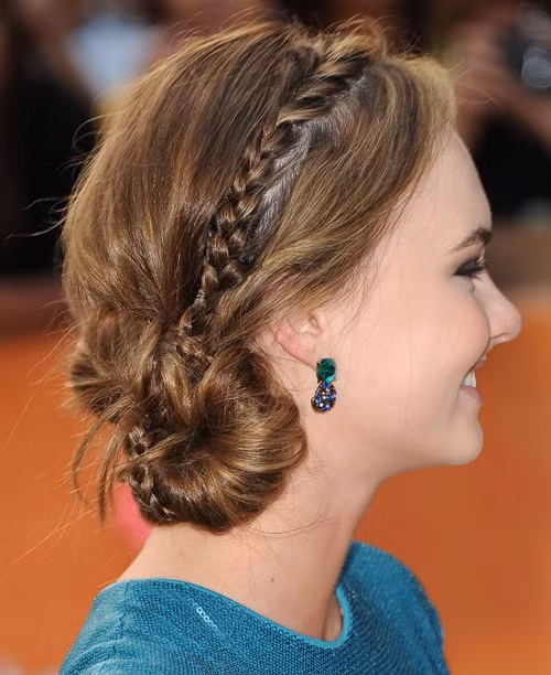 Madeline Carroll chọn trang phục và phụ kiện khiến mái tóc vàng nâu thêm tỏa sáng. Xem thêm: Mốt tóc ướt/Tóc búi updo/Tóc Bob giả