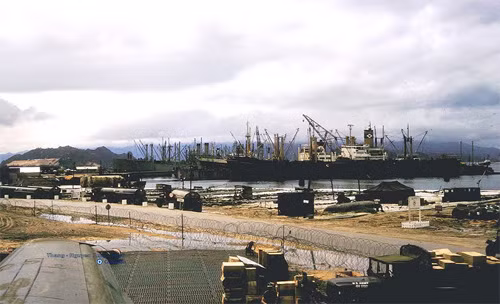 Năm 1965, sau sự kiện vịnh Bắc Bộ, chính quyền Việt Nam Cộng hòa đã cho phép Mỹ sử dụng Cam Ranh (Khánh Hòa) làm căn cứ quân sự. Ảnh: Peter A. Bird. Năm 1965, sau sự kiện vịnh Bắc Bộ, chính quyền Việt Nam Cộng hòa đã cho phép Mỹ sử dụng Cam Ranh (Khánh Hòa) làm căn cứ quân sự. Ảnh: Peter A. Bird.