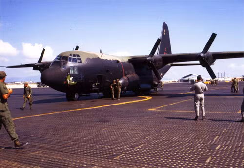 Máy bay cường kích hạng nặng Lockheed AC-130A ở Cam Ranh tháng 3/1969. Máy bay cường kích hạng nặng Lockheed AC-130A ở Cam Ranh tháng 3/1969.