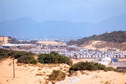 Một góc doanh trại quân đội ở quân cảng Cam Ranh năm 1969. Một góc doanh trại quân đội ở quân cảng Cam Ranh năm 1969.