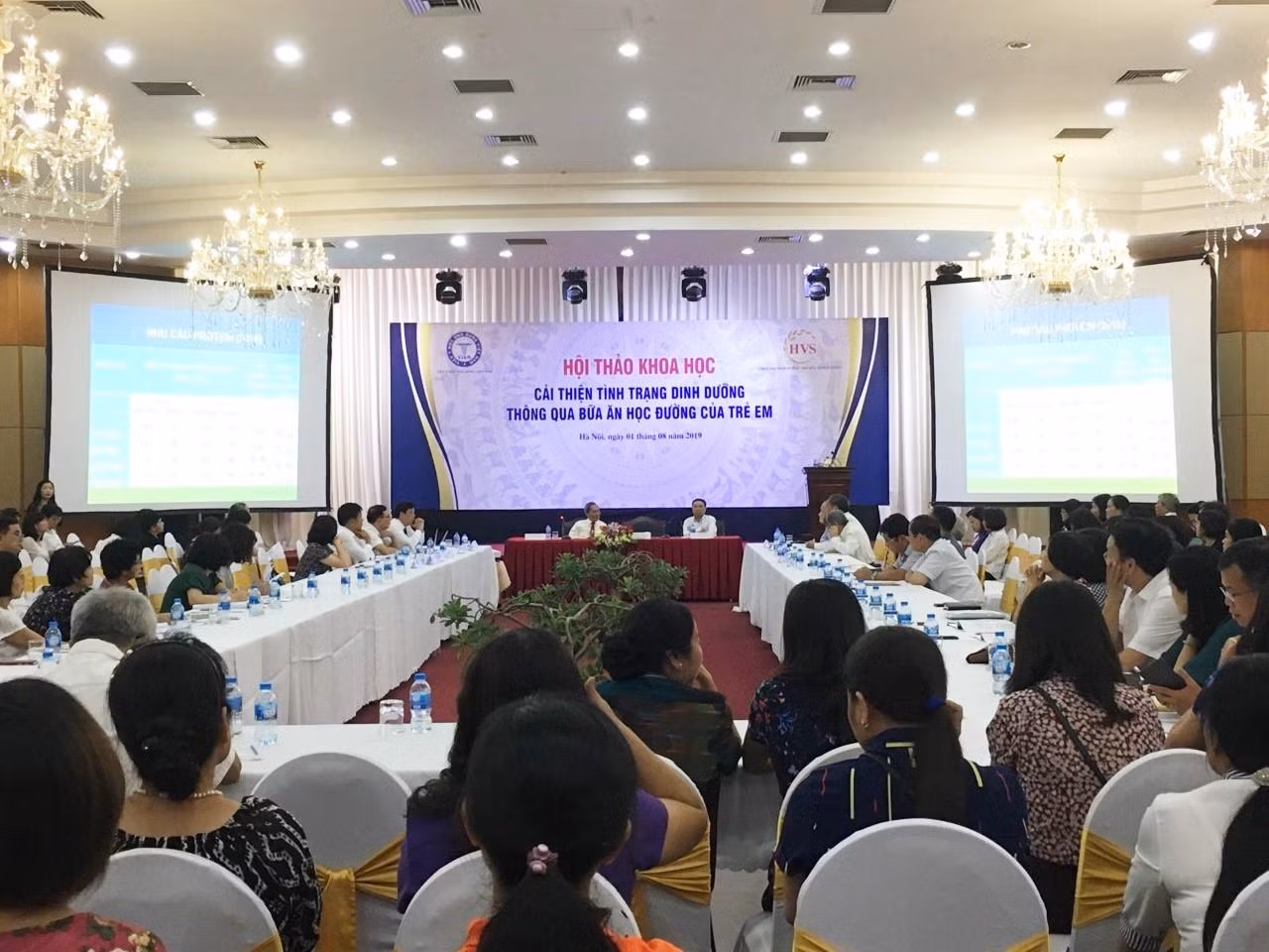 Nhiều chuyên gia, nhà khoa học tham dự Hội thảo cho rằng, dinh dưỡng hợp lý rất quan trọng đối với sự tăng trưởng và kiểm soát sức khỏe, bệnh tật của trẻ, đặc biệt bữa ăn học đường hiện nay còn nhiều hạn chế. Ảnh: Vũ Phương. Nhiều chuyên gia, nhà khoa học tham dự Hội thảo cho rằng, dinh dưỡng hợp lý rất quan trọng đối với sự tăng trưởng và kiểm soát sức khỏe, bệnh tật của trẻ, đặc biệt bữa ăn học đường hiện nay còn nhiều hạn chế. Ảnh: Vũ Phương.