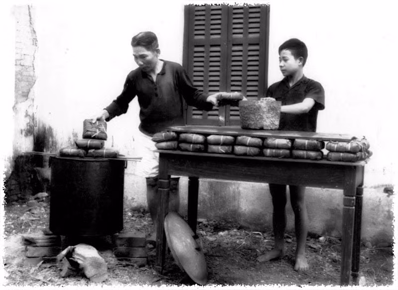 Gói bánh chưng cho ngày Tết là một trong những việc không thể thiếu của người Hà Nội xưa - Ảnh: Sưu tầm