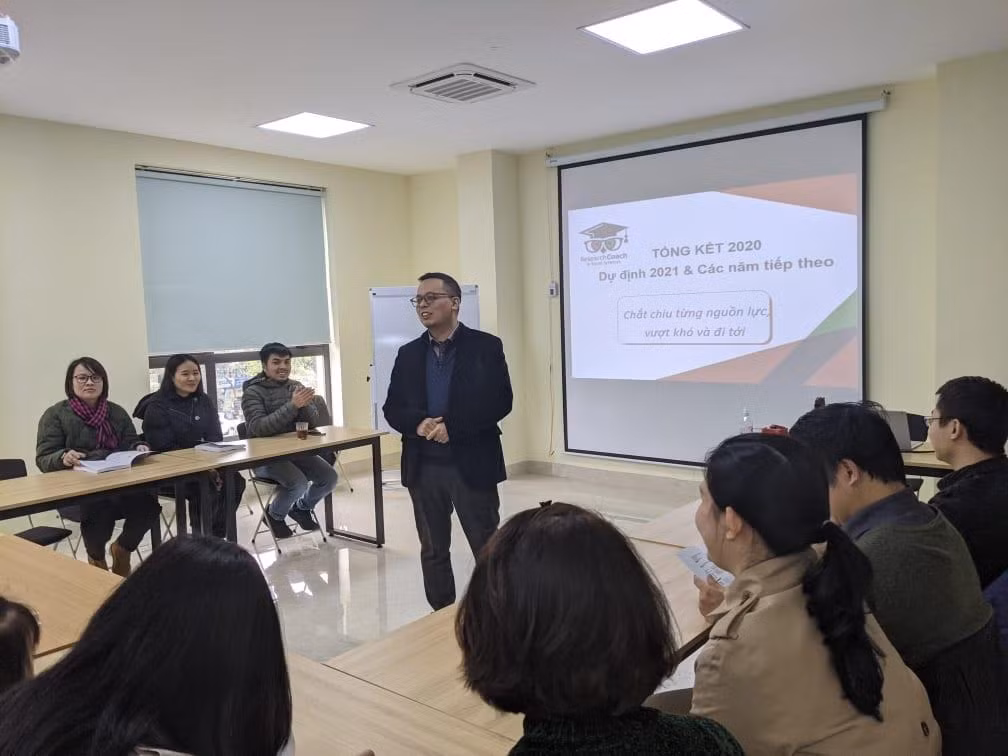 Nhóm nghiên cứu của Tiến sĩ Phạm Hiệp (đứng giữa) họp tổng kết năm 2020 (ảnh: NVCC)