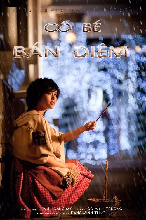Rét dữ dội. Tuyết rơi. Trời đã tối hẳn. Đêm nay là đêm giao thừa. Giữa trời đông giá rét, một em gái nhỏ đầu trần, chân đi đất, đang dò dẫm trong đêm tối. Lúc ra khỏi nhà em có đi giày vải, nhưng giày vải phỏng có tác dụng gì kia chứ! Giày ấy của mẹ em để lại, rộng quá, em đã liên tiếp làm văng mất cả hai chiếc khi chạy qua đường, vào lúc hai chiếc xe ngựa đang phóng nước đại. Chiếc thứ nhất bị xe song mã nghiến, rồi dính theo tuyết vào bánh xe; thế là mất hút. Còn chiếc thứ hai, một thằng bé lượm được, cười sằng sặc, đem tung lên trời. Nó còn nói với em bé rằng nó sẽ giữ chiếc giày để làm nôi cho con chó sau này. Thế là em phải đi đất, chân em đỏ ửng lên, rồi tím bầm lại vì rét. Chiếc tạp dề cũ kỹ của em đựng đầy diêm và tay em còn cầm thêm một bao Em cố kiếm một nơi có nhiều người qua lại. Nhưng trời rét quá, khách qua đường đều rảo bước rất nhanh, chẳng ai đoái hoài đến lời chào hàng của em. Suốt ngày em chẳng bán được gì cả và chẳng ai bố thí cho em chút đỉnh. Em bé đáng thương vẫn lang thang trên đường. Cửa sổ mọi nhà đều sáng rực ánh đèn và trong phố sực nức mùi ngỗng quay. Chả là đêm giao thừa mà! Em tưởng nhớ lại năm xưa, khi bà nội hiền hậu của em còn sống, em cũng được đón giao thừa ở nhà. Nhưng thần chết đã đến cướp bà em đi mất, gia sản tiêu tán và gia đình em đã phải lìa ngôi nhà xinh xắn có dây trường xuân leo quanh, nơi em đã sống những ngày đầm ấm, để đến chui rúc trong một xó tối tăm, luôn luôn nghe những lời mắc nhiếc, chửi rủa... Em ngồi nép trong một góc tường, giữa hai ngôi nhà, một cái xây lùi lại một chút. Em thu đôi chân vào người, nhưng mỗi lúc em càng thấy rét buốt hơn. Tuy nhiên, em không thể nào về nhà nếu không bán được ít bao diêm, hay không ai bố thí cho một đồng xu nào đem về; nhất định là cha em sẽ đánh em. Vả lại, ở nhà cũng rét thế thôi. Cha con em ở trên gác, sát mái nhà và, mặc dầu đã nhét giẻ rách vào các kẽ hở trên vách, gió vẫn thổi rít vào trong nhà. Lúc này đôi bàn tay em đã cứng đờ ra. Chà! Giá quẹt một que diêm lên mà sưởi cho đỡ rét một chút nhỉ? Giá em có thể rút một que diêm ra quẹt vào tường mà hơ ngón tay nhỉ? Cuối cùng em đánh liều quẹt một que diêm. Diêm bén lửa thật là nhạy. Ngọn lửa lúc đầu xanh lam, dần dần biếc đi, trắng ra, rực hồng lên quanh que gỗ, sáng chói trông đến vui mắt. Em hơ đôi tay trên que diêm sáng rực như than hồng. Chà! Ánh sáng kỳ diệu làm sao! Em tưởng chừng như đang ngồi trước một lò sưởi bằng sắt có những hình nổi bằng đồng bóng nhoáng. Trong lò, lửa cháy nom đến vui mắt và tỏa ra hơi nóng dịu dàng. Em quẹt que diêm thứ hai, diêm cháy và sáng rực lên. Bức tường như biến thành một tấm rèm bằng vải màn. Em nhìn thấu tận trong nhà. Bàn ăn đã dọn, khăn trải trắng tinh... ... trên bàn bày toàn bát đĩa bằng sứ quý giá, và có cả một con ngỗng quay. Nhưng điều kỳ diệu nhất là ngỗng ta nhảy ra khỏi dĩa và mang cả dao ăn, phóng sết, cắm trên lưng, tiến về phía em bé. Em quẹt que diêm thứ ba. Bỗng em thấy hiện ra một cây thông Noel. Cây này lớn và trang trí lộng lẫy hơn cây mà em đã được thấy năm ngoái qua cửa kính một nhà buôn giàu có... Em với đôi tay về phía cây... nhưng diêm tắt.... Em quẹt một que diêm nữa vào tường, một ánh sáng xanh tỏa ra xung quanh và em bé nhìn thấy rõ ràng là bà em đang mỉm cười với em. - Bà ơi! Em bé reo lên, cho cháu đi với! Cháu biết rằng diêm tắt thì bà cũng biến đi mất như lò sưởi, ngỗng quay và cây Noel ban nãy, nhưng xin bà đừng bỏ cháu ở nơi này; trước kia, khi bà chưa về với thượng đế chí nhân, bà cháu ta đã từng sung sướng biết bao! Dạo ấy bà đã từng nhủ cháu rằng nếu cháu ngoan ngoãn cháu sẽ được gặp lại bà: Bà ơi, cháu van bà, bà xin với Thượng Đế chí nhân cho cháu về với bà. Chắc Người không từ chối đâu. Que diêm tắt phụt và ảo ảnh rực sáng trên khuôn mặt em bé cũng biến mất. Thế là em quẹt tất cả những que diêm còn lại trong bao. Em muốn níu bà em lại! Diêm nối nhau chiếu sáng như giữa ban ngày. Chưa bao giờ em thấy bà em to lớn và đẹp lão như thế này. Bà cụ cầm lấy tay em, rồi hai bà cháu bay vụt lên cao, cao mãi, chẳng còn đói rét, đau buồn nào đe dọa họ nữa. Họ đã về với Thuợng đế. Sáng hôm sau, tuyết vẫn phủ kín mặt đất, nhưng mặt trời lên, trong sáng, chói chang trên bầu trời xanh nhợt. Mọi người vui vẻ ra khỏi nhà...Trong buổi sáng lạnh lẽo ấy, ở một xóa tường người ta thấy một em gái có đôi má hồng... ... và đôi môi đang mỉm cười. Em đã chết vì giá rét trong đêm giao thừa. Rét dữ dội. Tuyết rơi. Trời đã tối hẳn. Đêm nay là đêm giao thừa. Giữa trời đông giá rét, một em gái nhỏ đầu trần, chân đi đất, đang dò dẫm trong đêm tối. Lúc ra khỏi nhà em có đi giày vải, nhưng giày vải phỏng có tác dụng gì kia chứ! Giày ấy của mẹ em để lại, rộng quá, em đã liên tiếp làm văng mất cả hai chiếc khi chạy qua đường, vào lúc hai chiếc xe ngựa đang phóng nước đại. Chiếc thứ nhất bị xe song mã nghiến, rồi dính theo tuyết vào bánh xe; thế là mất hút. Còn chiếc thứ hai, một thằng bé lượm được, cười sằng sặc, đem tung lên trời. Nó còn nói với em bé rằng nó sẽ giữ chiếc giày để làm nôi cho con chó sau này. Thế là em phải đi đất, chân em đỏ ửng lên, rồi tím bầm lại vì rét. Chiếc tạp dề cũ kỹ của em đựng đầy diêm và tay em còn cầm thêm một bao Em cố kiếm một nơi có nhiều người qua lại. Nhưng trời rét quá, khách qua đường đều rảo bước rất nhanh, chẳng ai đoái hoài đến lời chào hàng của em. Suốt ngày em chẳng bán được gì cả và chẳng ai bố thí cho em chút đỉnh. Em bé đáng thương vẫn lang thang trên đường. Cửa sổ mọi nhà đều sáng rực ánh đèn và trong phố sực nức mùi ngỗng quay. Chả là đêm giao thừa mà! Em tưởng nhớ lại năm xưa, khi bà nội hiền hậu của em còn sống, em cũng được đón giao thừa ở nhà. Nhưng thần chết đã đến cướp bà em đi mất, gia sản tiêu tán và gia đình em đã phải lìa ngôi nhà xinh xắn có dây trường xuân leo quanh, nơi em đã sống những ngày đầm ấm, để đến chui rúc trong một xó tối tăm, luôn luôn nghe những lời mắc nhiếc, chửi rủa... Em ngồi nép trong một góc tường, giữa hai ngôi nhà, một cái xây lùi lại một chút. Em thu đôi chân vào người, nhưng mỗi lúc em càng thấy rét buốt hơn. Tuy nhiên, em không thể nào về nhà nếu không bán được ít bao diêm, hay không ai bố thí cho một đồng xu nào đem về; nhất định là cha em sẽ đánh em. Vả lại, ở nhà cũng rét thế thôi. Cha con em ở trên gác, sát mái nhà và, mặc dầu đã nhét giẻ rách vào các kẽ hở trên vách, gió vẫn thổi rít vào trong nhà. Lúc này đôi bàn tay em đã cứng đờ ra. Chà! Giá quẹt một que diêm lên mà sưởi cho đỡ rét một chút nhỉ? Giá em có thể rút một que diêm ra quẹt vào tường mà hơ ngón tay nhỉ? Cuối cùng em đánh liều quẹt một que diêm. Diêm bén lửa thật là nhạy. Ngọn lửa lúc đầu xanh lam, dần dần biếc đi, trắng ra, rực hồng lên quanh que gỗ, sáng chói trông đến vui mắt. Em hơ đôi tay trên que diêm sáng rực như than hồng. Chà! Ánh sáng kỳ diệu làm sao! Em tưởng chừng như đang ngồi trước một lò sưởi bằng sắt có những hình nổi bằng đồng bóng nhoáng. Trong lò, lửa cháy nom đến vui mắt và tỏa ra hơi nóng dịu dàng. Em quẹt que diêm thứ hai, diêm cháy và sáng rực lên. Bức tường như biến thành một tấm rèm bằng vải màn. Em nhìn thấu tận trong nhà. Bàn ăn đã dọn, khăn trải trắng tinh... ... trên bàn bày toàn bát đĩa bằng sứ quý giá, và có cả một con ngỗng quay. Nhưng điều kỳ diệu nhất là ngỗng ta nhảy ra khỏi dĩa và mang cả dao ăn, phóng sết, cắm trên lưng, tiến về phía em bé. Em quẹt que diêm thứ ba. Bỗng em thấy hiện ra một cây thông Noel. Cây này lớn và trang trí lộng lẫy hơn cây mà em đã được thấy năm ngoái qua cửa kính một nhà buôn giàu có... Em với đôi tay về phía cây... nhưng diêm tắt.... Em quẹt một que diêm nữa vào tường, một ánh sáng xanh tỏa ra xung quanh và em bé nhìn thấy rõ ràng là bà em đang mỉm cười với em. - Bà ơi! Em bé reo lên, cho cháu đi với! Cháu biết rằng diêm tắt thì bà cũng biến đi mất như lò sưởi, ngỗng quay và cây Noel ban nãy, nhưng xin bà đừng bỏ cháu ở nơi này; trước kia, khi bà chưa về với thượng đế chí nhân, bà cháu ta đã từng sung sướng biết bao! Dạo ấy bà đã từng nhủ cháu rằng nếu cháu ngoan ngoãn cháu sẽ được gặp lại bà: Bà ơi, cháu van bà, bà xin với Thượng Đế chí nhân cho cháu về với bà. Chắc Người không từ chối đâu. Que diêm tắt phụt và ảo ảnh rực sáng trên khuôn mặt em bé cũng biến mất. Thế là em quẹt tất cả những que diêm còn lại trong bao. Em muốn níu bà em lại! Diêm nối nhau chiếu sáng như giữa ban ngày. Chưa bao giờ em thấy bà em to lớn và đẹp lão như thế này. Bà cụ cầm lấy tay em, rồi hai bà cháu bay vụt lên cao, cao mãi, chẳng còn đói rét, đau buồn nào đe dọa họ nữa. Họ đã về với Thuợng đế. Sáng hôm sau, tuyết vẫn phủ kín mặt đất, nhưng mặt trời lên, trong sáng, chói chang trên bầu trời xanh nhợt. Mọi người vui vẻ ra khỏi nhà...Trong buổi sáng lạnh lẽo ấy, ở một xóa tường người ta thấy một em gái có đôi má hồng... ... và đôi môi đang mỉm cười. Em đã chết vì giá rét trong đêm giao thừa.