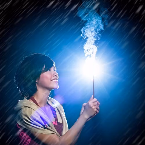 Rét dữ dội. Tuyết rơi. Trời đã tối hẳn. Đêm nay là đêm giao thừa. Giữa trời đông giá rét, một em gái nhỏ đầu trần, chân đi đất, đang dò dẫm trong đêm tối. Lúc ra khỏi nhà em có đi giày vải, nhưng giày vải phỏng có tác dụng gì kia chứ! Giày ấy của mẹ em để lại, rộng quá, em đã liên tiếp làm văng mất cả hai chiếc khi chạy qua đường, vào lúc hai chiếc xe ngựa đang phóng nước đại. Chiếc thứ nhất bị xe song mã nghiến, rồi dính theo tuyết vào bánh xe; thế là mất hút. Còn chiếc thứ hai, một thằng bé lượm được, cười sằng sặc, đem tung lên trời. Nó còn nói với em bé rằng nó sẽ giữ chiếc giày để làm nôi cho con chó sau này. Thế là em phải đi đất, chân em đỏ ửng lên, rồi tím bầm lại vì rét. Chiếc tạp dề cũ kỹ của em đựng đầy diêm và tay em còn cầm thêm một bao Em cố kiếm một nơi có nhiều người qua lại. Nhưng trời rét quá, khách qua đường đều rảo bước rất nhanh, chẳng ai đoái hoài đến lời chào hàng của em. Suốt ngày em chẳng bán được gì cả và chẳng ai bố thí cho em chút đỉnh. Em bé đáng thương vẫn lang thang trên đường. Cửa sổ mọi nhà đều sáng rực ánh đèn và trong phố sực nức mùi ngỗng quay. Chả là đêm giao thừa mà! Em tưởng nhớ lại năm xưa, khi bà nội hiền hậu của em còn sống, em cũng được đón giao thừa ở nhà. Nhưng thần chết đã đến cướp bà em đi mất, gia sản tiêu tán và gia đình em đã phải lìa ngôi nhà xinh xắn có dây trường xuân leo quanh, nơi em đã sống những ngày đầm ấm, để đến chui rúc trong một xó tối tăm, luôn luôn nghe những lời mắc nhiếc, chửi rủa... Em ngồi nép trong một góc tường, giữa hai ngôi nhà, một cái xây lùi lại một chút. Em thu đôi chân vào người, nhưng mỗi lúc em càng thấy rét buốt hơn. Tuy nhiên, em không thể nào về nhà nếu không bán được ít bao diêm, hay không ai bố thí cho một đồng xu nào đem về; nhất định là cha em sẽ đánh em. Vả lại, ở nhà cũng rét thế thôi. Cha con em ở trên gác, sát mái nhà và, mặc dầu đã nhét giẻ rách vào các kẽ hở trên vách, gió vẫn thổi rít vào trong nhà. Lúc này đôi bàn tay em đã cứng đờ ra. Chà! Giá quẹt một que diêm lên mà sưởi cho đỡ rét một chút nhỉ? Giá em có thể rút một que diêm ra quẹt vào tường mà hơ ngón tay nhỉ? Cuối cùng em đánh liều quẹt một que diêm. Diêm bén lửa thật là nhạy. Ngọn lửa lúc đầu xanh lam, dần dần biếc đi, trắng ra, rực hồng lên quanh que gỗ, sáng chói trông đến vui mắt. Em hơ đôi tay trên que diêm sáng rực như than hồng. Chà! Ánh sáng kỳ diệu làm sao! Em tưởng chừng như đang ngồi trước một lò sưởi bằng sắt có những hình nổi bằng đồng bóng nhoáng. Trong lò, lửa cháy nom đến vui mắt và tỏa ra hơi nóng dịu dàng. Em quẹt que diêm thứ hai, diêm cháy và sáng rực lên. Bức tường như biến thành một tấm rèm bằng vải màn. Em nhìn thấu tận trong nhà. Bàn ăn đã dọn, khăn trải trắng tinh... ... trên bàn bày toàn bát đĩa bằng sứ quý giá, và có cả một con ngỗng quay. Nhưng điều kỳ diệu nhất là ngỗng ta nhảy ra khỏi dĩa và mang cả dao ăn, phóng sết, cắm trên lưng, tiến về phía em bé. Em quẹt que diêm thứ ba. Bỗng em thấy hiện ra một cây thông Noel. Cây này lớn và trang trí lộng lẫy hơn cây mà em đã được thấy năm ngoái qua cửa kính một nhà buôn giàu có... Em với đôi tay về phía cây... nhưng diêm tắt.... Em quẹt một que diêm nữa vào tường, một ánh sáng xanh tỏa ra xung quanh và em bé nhìn thấy rõ ràng là bà em đang mỉm cười với em. - Bà ơi! Em bé reo lên, cho cháu đi với! Cháu biết rằng diêm tắt thì bà cũng biến đi mất như lò sưởi, ngỗng quay và cây Noel ban nãy, nhưng xin bà đừng bỏ cháu ở nơi này; trước kia, khi bà chưa về với thượng đế chí nhân, bà cháu ta đã từng sung sướng biết bao! Dạo ấy bà đã từng nhủ cháu rằng nếu cháu ngoan ngoãn cháu sẽ được gặp lại bà: Bà ơi, cháu van bà, bà xin với Thượng Đế chí nhân cho cháu về với bà. Chắc Người không từ chối đâu. Que diêm tắt phụt và ảo ảnh rực sáng trên khuôn mặt em bé cũng biến mất. Thế là em quẹt tất cả những que diêm còn lại trong bao. Em muốn níu bà em lại! Diêm nối nhau chiếu sáng như giữa ban ngày. Chưa bao giờ em thấy bà em to lớn và đẹp lão như thế này. Bà cụ cầm lấy tay em, rồi hai bà cháu bay vụt lên cao, cao mãi, chẳng còn đói rét, đau buồn nào đe dọa họ nữa. Họ đã về với Thuợng đế. Sáng hôm sau, tuyết vẫn phủ kín mặt đất, nhưng mặt trời lên, trong sáng, chói chang trên bầu trời xanh nhợt. Mọi người vui vẻ ra khỏi nhà...Trong buổi sáng lạnh lẽo ấy, ở một xóa tường người ta thấy một em gái có đôi má hồng... ... và đôi môi đang mỉm cười. Em đã chết vì giá rét trong đêm giao thừa. Rét dữ dội. Tuyết rơi. Trời đã tối hẳn. Đêm nay là đêm giao thừa. Giữa trời đông giá rét, một em gái nhỏ đầu trần, chân đi đất, đang dò dẫm trong đêm tối. Lúc ra khỏi nhà em có đi giày vải, nhưng giày vải phỏng có tác dụng gì kia chứ! Giày ấy của mẹ em để lại, rộng quá, em đã liên tiếp làm văng mất cả hai chiếc khi chạy qua đường, vào lúc hai chiếc xe ngựa đang phóng nước đại. Chiếc thứ nhất bị xe song mã nghiến, rồi dính theo tuyết vào bánh xe; thế là mất hút. Còn chiếc thứ hai, một thằng bé lượm được, cười sằng sặc, đem tung lên trời. Nó còn nói với em bé rằng nó sẽ giữ chiếc giày để làm nôi cho con chó sau này. Thế là em phải đi đất, chân em đỏ ửng lên, rồi tím bầm lại vì rét. Chiếc tạp dề cũ kỹ của em đựng đầy diêm và tay em còn cầm thêm một bao Em cố kiếm một nơi có nhiều người qua lại. Nhưng trời rét quá, khách qua đường đều rảo bước rất nhanh, chẳng ai đoái hoài đến lời chào hàng của em. Suốt ngày em chẳng bán được gì cả và chẳng ai bố thí cho em chút đỉnh. Em bé đáng thương vẫn lang thang trên đường. Cửa sổ mọi nhà đều sáng rực ánh đèn và trong phố sực nức mùi ngỗng quay. Chả là đêm giao thừa mà! Em tưởng nhớ lại năm xưa, khi bà nội hiền hậu của em còn sống, em cũng được đón giao thừa ở nhà. Nhưng thần chết đã đến cướp bà em đi mất, gia sản tiêu tán và gia đình em đã phải lìa ngôi nhà xinh xắn có dây trường xuân leo quanh, nơi em đã sống những ngày đầm ấm, để đến chui rúc trong một xó tối tăm, luôn luôn nghe những lời mắc nhiếc, chửi rủa... Em ngồi nép trong một góc tường, giữa hai ngôi nhà, một cái xây lùi lại một chút. Em thu đôi chân vào người, nhưng mỗi lúc em càng thấy rét buốt hơn. Tuy nhiên, em không thể nào về nhà nếu không bán được ít bao diêm, hay không ai bố thí cho một đồng xu nào đem về; nhất định là cha em sẽ đánh em. Vả lại, ở nhà cũng rét thế thôi. Cha con em ở trên gác, sát mái nhà và, mặc dầu đã nhét giẻ rách vào các kẽ hở trên vách, gió vẫn thổi rít vào trong nhà. Lúc này đôi bàn tay em đã cứng đờ ra. Chà! Giá quẹt một que diêm lên mà sưởi cho đỡ rét một chút nhỉ? Giá em có thể rút một que diêm ra quẹt vào tường mà hơ ngón tay nhỉ? Cuối cùng em đánh liều quẹt một que diêm. Diêm bén lửa thật là nhạy. Ngọn lửa lúc đầu xanh lam, dần dần biếc đi, trắng ra, rực hồng lên quanh que gỗ, sáng chói trông đến vui mắt. Em hơ đôi tay trên que diêm sáng rực như than hồng. Chà! Ánh sáng kỳ diệu làm sao! Em tưởng chừng như đang ngồi trước một lò sưởi bằng sắt có những hình nổi bằng đồng bóng nhoáng. Trong lò, lửa cháy nom đến vui mắt và tỏa ra hơi nóng dịu dàng. Em quẹt que diêm thứ hai, diêm cháy và sáng rực lên. Bức tường như biến thành một tấm rèm bằng vải màn. Em nhìn thấu tận trong nhà. Bàn ăn đã dọn, khăn trải trắng tinh... ... trên bàn bày toàn bát đĩa bằng sứ quý giá, và có cả một con ngỗng quay. Nhưng điều kỳ diệu nhất là ngỗng ta nhảy ra khỏi dĩa và mang cả dao ăn, phóng sết, cắm trên lưng, tiến về phía em bé. Em quẹt que diêm thứ ba. Bỗng em thấy hiện ra một cây thông Noel. Cây này lớn và trang trí lộng lẫy hơn cây mà em đã được thấy năm ngoái qua cửa kính một nhà buôn giàu có... Em với đôi tay về phía cây... nhưng diêm tắt.... Em quẹt một que diêm nữa vào tường, một ánh sáng xanh tỏa ra xung quanh và em bé nhìn thấy rõ ràng là bà em đang mỉm cười với em. - Bà ơi! Em bé reo lên, cho cháu đi với! Cháu biết rằng diêm tắt thì bà cũng biến đi mất như lò sưởi, ngỗng quay và cây Noel ban nãy, nhưng xin bà đừng bỏ cháu ở nơi này; trước kia, khi bà chưa về với thượng đế chí nhân, bà cháu ta đã từng sung sướng biết bao! Dạo ấy bà đã từng nhủ cháu rằng nếu cháu ngoan ngoãn cháu sẽ được gặp lại bà: Bà ơi, cháu van bà, bà xin với Thượng Đế chí nhân cho cháu về với bà. Chắc Người không từ chối đâu. Que diêm tắt phụt và ảo ảnh rực sáng trên khuôn mặt em bé cũng biến mất. Thế là em quẹt tất cả những que diêm còn lại trong bao. Em muốn níu bà em lại! Diêm nối nhau chiếu sáng như giữa ban ngày. Chưa bao giờ em thấy bà em to lớn và đẹp lão như thế này. Bà cụ cầm lấy tay em, rồi hai bà cháu bay vụt lên cao, cao mãi, chẳng còn đói rét, đau buồn nào đe dọa họ nữa. Họ đã về với Thuợng đế. Sáng hôm sau, tuyết vẫn phủ kín mặt đất, nhưng mặt trời lên, trong sáng, chói chang trên bầu trời xanh nhợt. Mọi người vui vẻ ra khỏi nhà...Trong buổi sáng lạnh lẽo ấy, ở một xóa tường người ta thấy một em gái có đôi má hồng... ... và đôi môi đang mỉm cười. Em đã chết vì giá rét trong đêm giao thừa.