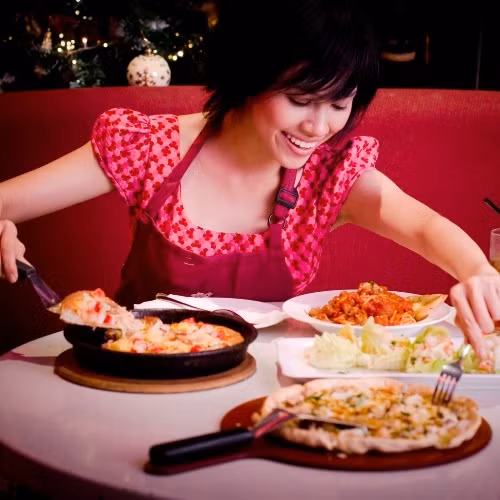 Rét dữ dội. Tuyết rơi. Trời đã tối hẳn. Đêm nay là đêm giao thừa. Giữa trời đông giá rét, một em gái nhỏ đầu trần, chân đi đất, đang dò dẫm trong đêm tối. Lúc ra khỏi nhà em có đi giày vải, nhưng giày vải phỏng có tác dụng gì kia chứ! Giày ấy của mẹ em để lại, rộng quá, em đã liên tiếp làm văng mất cả hai chiếc khi chạy qua đường, vào lúc hai chiếc xe ngựa đang phóng nước đại. Chiếc thứ nhất bị xe song mã nghiến, rồi dính theo tuyết vào bánh xe; thế là mất hút. Còn chiếc thứ hai, một thằng bé lượm được, cười sằng sặc, đem tung lên trời. Nó còn nói với em bé rằng nó sẽ giữ chiếc giày để làm nôi cho con chó sau này. Thế là em phải đi đất, chân em đỏ ửng lên, rồi tím bầm lại vì rét. Chiếc tạp dề cũ kỹ của em đựng đầy diêm và tay em còn cầm thêm một bao Em cố kiếm một nơi có nhiều người qua lại. Nhưng trời rét quá, khách qua đường đều rảo bước rất nhanh, chẳng ai đoái hoài đến lời chào hàng của em. Suốt ngày em chẳng bán được gì cả và chẳng ai bố thí cho em chút đỉnh. Em bé đáng thương vẫn lang thang trên đường. Cửa sổ mọi nhà đều sáng rực ánh đèn và trong phố sực nức mùi ngỗng quay. Chả là đêm giao thừa mà! Em tưởng nhớ lại năm xưa, khi bà nội hiền hậu của em còn sống, em cũng được đón giao thừa ở nhà. Nhưng thần chết đã đến cướp bà em đi mất, gia sản tiêu tán và gia đình em đã phải lìa ngôi nhà xinh xắn có dây trường xuân leo quanh, nơi em đã sống những ngày đầm ấm, để đến chui rúc trong một xó tối tăm, luôn luôn nghe những lời mắc nhiếc, chửi rủa... Em ngồi nép trong một góc tường, giữa hai ngôi nhà, một cái xây lùi lại một chút. Em thu đôi chân vào người, nhưng mỗi lúc em càng thấy rét buốt hơn. Tuy nhiên, em không thể nào về nhà nếu không bán được ít bao diêm, hay không ai bố thí cho một đồng xu nào đem về; nhất định là cha em sẽ đánh em. Vả lại, ở nhà cũng rét thế thôi. Cha con em ở trên gác, sát mái nhà và, mặc dầu đã nhét giẻ rách vào các kẽ hở trên vách, gió vẫn thổi rít vào trong nhà. Lúc này đôi bàn tay em đã cứng đờ ra. Chà! Giá quẹt một que diêm lên mà sưởi cho đỡ rét một chút nhỉ? Giá em có thể rút một que diêm ra quẹt vào tường mà hơ ngón tay nhỉ? Cuối cùng em đánh liều quẹt một que diêm. Diêm bén lửa thật là nhạy. Ngọn lửa lúc đầu xanh lam, dần dần biếc đi, trắng ra, rực hồng lên quanh que gỗ, sáng chói trông đến vui mắt. Em hơ đôi tay trên que diêm sáng rực như than hồng. Chà! Ánh sáng kỳ diệu làm sao! Em tưởng chừng như đang ngồi trước một lò sưởi bằng sắt có những hình nổi bằng đồng bóng nhoáng. Trong lò, lửa cháy nom đến vui mắt và tỏa ra hơi nóng dịu dàng. Em quẹt que diêm thứ hai, diêm cháy và sáng rực lên. Bức tường như biến thành một tấm rèm bằng vải màn. Em nhìn thấu tận trong nhà. Bàn ăn đã dọn, khăn trải trắng tinh... ... trên bàn bày toàn bát đĩa bằng sứ quý giá, và có cả một con ngỗng quay. Nhưng điều kỳ diệu nhất là ngỗng ta nhảy ra khỏi dĩa và mang cả dao ăn, phóng sết, cắm trên lưng, tiến về phía em bé. Em quẹt que diêm thứ ba. Bỗng em thấy hiện ra một cây thông Noel. Cây này lớn và trang trí lộng lẫy hơn cây mà em đã được thấy năm ngoái qua cửa kính một nhà buôn giàu có... Em với đôi tay về phía cây... nhưng diêm tắt.... Em quẹt một que diêm nữa vào tường, một ánh sáng xanh tỏa ra xung quanh và em bé nhìn thấy rõ ràng là bà em đang mỉm cười với em. - Bà ơi! Em bé reo lên, cho cháu đi với! Cháu biết rằng diêm tắt thì bà cũng biến đi mất như lò sưởi, ngỗng quay và cây Noel ban nãy, nhưng xin bà đừng bỏ cháu ở nơi này; trước kia, khi bà chưa về với thượng đế chí nhân, bà cháu ta đã từng sung sướng biết bao! Dạo ấy bà đã từng nhủ cháu rằng nếu cháu ngoan ngoãn cháu sẽ được gặp lại bà: Bà ơi, cháu van bà, bà xin với Thượng Đế chí nhân cho cháu về với bà. Chắc Người không từ chối đâu. Que diêm tắt phụt và ảo ảnh rực sáng trên khuôn mặt em bé cũng biến mất. Thế là em quẹt tất cả những que diêm còn lại trong bao. Em muốn níu bà em lại! Diêm nối nhau chiếu sáng như giữa ban ngày. Chưa bao giờ em thấy bà em to lớn và đẹp lão như thế này. Bà cụ cầm lấy tay em, rồi hai bà cháu bay vụt lên cao, cao mãi, chẳng còn đói rét, đau buồn nào đe dọa họ nữa. Họ đã về với Thuợng đế. Sáng hôm sau, tuyết vẫn phủ kín mặt đất, nhưng mặt trời lên, trong sáng, chói chang trên bầu trời xanh nhợt. Mọi người vui vẻ ra khỏi nhà...Trong buổi sáng lạnh lẽo ấy, ở một xóa tường người ta thấy một em gái có đôi má hồng... ... và đôi môi đang mỉm cười. Em đã chết vì giá rét trong đêm giao thừa. Rét dữ dội. Tuyết rơi. Trời đã tối hẳn. Đêm nay là đêm giao thừa. Giữa trời đông giá rét, một em gái nhỏ đầu trần, chân đi đất, đang dò dẫm trong đêm tối. Lúc ra khỏi nhà em có đi giày vải, nhưng giày vải phỏng có tác dụng gì kia chứ! Giày ấy của mẹ em để lại, rộng quá, em đã liên tiếp làm văng mất cả hai chiếc khi chạy qua đường, vào lúc hai chiếc xe ngựa đang phóng nước đại. Chiếc thứ nhất bị xe song mã nghiến, rồi dính theo tuyết vào bánh xe; thế là mất hút. Còn chiếc thứ hai, một thằng bé lượm được, cười sằng sặc, đem tung lên trời. Nó còn nói với em bé rằng nó sẽ giữ chiếc giày để làm nôi cho con chó sau này. Thế là em phải đi đất, chân em đỏ ửng lên, rồi tím bầm lại vì rét. Chiếc tạp dề cũ kỹ của em đựng đầy diêm và tay em còn cầm thêm một bao Em cố kiếm một nơi có nhiều người qua lại. Nhưng trời rét quá, khách qua đường đều rảo bước rất nhanh, chẳng ai đoái hoài đến lời chào hàng của em. Suốt ngày em chẳng bán được gì cả và chẳng ai bố thí cho em chút đỉnh. Em bé đáng thương vẫn lang thang trên đường. Cửa sổ mọi nhà đều sáng rực ánh đèn và trong phố sực nức mùi ngỗng quay. Chả là đêm giao thừa mà! Em tưởng nhớ lại năm xưa, khi bà nội hiền hậu của em còn sống, em cũng được đón giao thừa ở nhà. Nhưng thần chết đã đến cướp bà em đi mất, gia sản tiêu tán và gia đình em đã phải lìa ngôi nhà xinh xắn có dây trường xuân leo quanh, nơi em đã sống những ngày đầm ấm, để đến chui rúc trong một xó tối tăm, luôn luôn nghe những lời mắc nhiếc, chửi rủa... Em ngồi nép trong một góc tường, giữa hai ngôi nhà, một cái xây lùi lại một chút. Em thu đôi chân vào người, nhưng mỗi lúc em càng thấy rét buốt hơn. Tuy nhiên, em không thể nào về nhà nếu không bán được ít bao diêm, hay không ai bố thí cho một đồng xu nào đem về; nhất định là cha em sẽ đánh em. Vả lại, ở nhà cũng rét thế thôi. Cha con em ở trên gác, sát mái nhà và, mặc dầu đã nhét giẻ rách vào các kẽ hở trên vách, gió vẫn thổi rít vào trong nhà. Lúc này đôi bàn tay em đã cứng đờ ra. Chà! Giá quẹt một que diêm lên mà sưởi cho đỡ rét một chút nhỉ? Giá em có thể rút một que diêm ra quẹt vào tường mà hơ ngón tay nhỉ? Cuối cùng em đánh liều quẹt một que diêm. Diêm bén lửa thật là nhạy. Ngọn lửa lúc đầu xanh lam, dần dần biếc đi, trắng ra, rực hồng lên quanh que gỗ, sáng chói trông đến vui mắt. Em hơ đôi tay trên que diêm sáng rực như than hồng. Chà! Ánh sáng kỳ diệu làm sao! Em tưởng chừng như đang ngồi trước một lò sưởi bằng sắt có những hình nổi bằng đồng bóng nhoáng. Trong lò, lửa cháy nom đến vui mắt và tỏa ra hơi nóng dịu dàng. Em quẹt que diêm thứ hai, diêm cháy và sáng rực lên. Bức tường như biến thành một tấm rèm bằng vải màn. Em nhìn thấu tận trong nhà. Bàn ăn đã dọn, khăn trải trắng tinh... ... trên bàn bày toàn bát đĩa bằng sứ quý giá, và có cả một con ngỗng quay. Nhưng điều kỳ diệu nhất là ngỗng ta nhảy ra khỏi dĩa và mang cả dao ăn, phóng sết, cắm trên lưng, tiến về phía em bé. Em quẹt que diêm thứ ba. Bỗng em thấy hiện ra một cây thông Noel. Cây này lớn và trang trí lộng lẫy hơn cây mà em đã được thấy năm ngoái qua cửa kính một nhà buôn giàu có... Em với đôi tay về phía cây... nhưng diêm tắt.... Em quẹt một que diêm nữa vào tường, một ánh sáng xanh tỏa ra xung quanh và em bé nhìn thấy rõ ràng là bà em đang mỉm cười với em. - Bà ơi! Em bé reo lên, cho cháu đi với! Cháu biết rằng diêm tắt thì bà cũng biến đi mất như lò sưởi, ngỗng quay và cây Noel ban nãy, nhưng xin bà đừng bỏ cháu ở nơi này; trước kia, khi bà chưa về với thượng đế chí nhân, bà cháu ta đã từng sung sướng biết bao! Dạo ấy bà đã từng nhủ cháu rằng nếu cháu ngoan ngoãn cháu sẽ được gặp lại bà: Bà ơi, cháu van bà, bà xin với Thượng Đế chí nhân cho cháu về với bà. Chắc Người không từ chối đâu. Que diêm tắt phụt và ảo ảnh rực sáng trên khuôn mặt em bé cũng biến mất. Thế là em quẹt tất cả những que diêm còn lại trong bao. Em muốn níu bà em lại! Diêm nối nhau chiếu sáng như giữa ban ngày. Chưa bao giờ em thấy bà em to lớn và đẹp lão như thế này. Bà cụ cầm lấy tay em, rồi hai bà cháu bay vụt lên cao, cao mãi, chẳng còn đói rét, đau buồn nào đe dọa họ nữa. Họ đã về với Thuợng đế. Sáng hôm sau, tuyết vẫn phủ kín mặt đất, nhưng mặt trời lên, trong sáng, chói chang trên bầu trời xanh nhợt. Mọi người vui vẻ ra khỏi nhà...Trong buổi sáng lạnh lẽo ấy, ở một xóa tường người ta thấy một em gái có đôi má hồng... ... và đôi môi đang mỉm cười. Em đã chết vì giá rét trong đêm giao thừa.