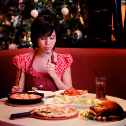 Rét dữ dội. Tuyết rơi. Trời đã tối hẳn. Đêm nay là đêm giao thừa. Giữa trời đông giá rét, một em gái nhỏ đầu trần, chân đi đất, đang dò dẫm trong đêm tối. Lúc ra khỏi nhà em có đi giày vải, nhưng giày vải phỏng có tác dụng gì kia chứ! Giày ấy của mẹ em để lại, rộng quá, em đã liên tiếp làm văng mất cả hai chiếc khi chạy qua đường, vào lúc hai chiếc xe ngựa đang phóng nước đại. Chiếc thứ nhất bị xe song mã nghiến, rồi dính theo tuyết vào bánh xe; thế là mất hút. Còn chiếc thứ hai, một thằng bé lượm được, cười sằng sặc, đem tung lên trời. Nó còn nói với em bé rằng nó sẽ giữ chiếc giày để làm nôi cho con chó sau này. Thế là em phải đi đất, chân em đỏ ửng lên, rồi tím bầm lại vì rét. Chiếc tạp dề cũ kỹ của em đựng đầy diêm và tay em còn cầm thêm một bao Em cố kiếm một nơi có nhiều người qua lại. Nhưng trời rét quá, khách qua đường đều rảo bước rất nhanh, chẳng ai đoái hoài đến lời chào hàng của em. Suốt ngày em chẳng bán được gì cả và chẳng ai bố thí cho em chút đỉnh. Em bé đáng thương vẫn lang thang trên đường. Cửa sổ mọi nhà đều sáng rực ánh đèn và trong phố sực nức mùi ngỗng quay. Chả là đêm giao thừa mà! Em tưởng nhớ lại năm xưa, khi bà nội hiền hậu của em còn sống, em cũng được đón giao thừa ở nhà. Nhưng thần chết đã đến cướp bà em đi mất, gia sản tiêu tán và gia đình em đã phải lìa ngôi nhà xinh xắn có dây trường xuân leo quanh, nơi em đã sống những ngày đầm ấm, để đến chui rúc trong một xó tối tăm, luôn luôn nghe những lời mắc nhiếc, chửi rủa... Em ngồi nép trong một góc tường, giữa hai ngôi nhà, một cái xây lùi lại một chút. Em thu đôi chân vào người, nhưng mỗi lúc em càng thấy rét buốt hơn. Tuy nhiên, em không thể nào về nhà nếu không bán được ít bao diêm, hay không ai bố thí cho một đồng xu nào đem về; nhất định là cha em sẽ đánh em. Vả lại, ở nhà cũng rét thế thôi. Cha con em ở trên gác, sát mái nhà và, mặc dầu đã nhét giẻ rách vào các kẽ hở trên vách, gió vẫn thổi rít vào trong nhà. Lúc này đôi bàn tay em đã cứng đờ ra. Chà! Giá quẹt một que diêm lên mà sưởi cho đỡ rét một chút nhỉ? Giá em có thể rút một que diêm ra quẹt vào tường mà hơ ngón tay nhỉ? Cuối cùng em đánh liều quẹt một que diêm. Diêm bén lửa thật là nhạy. Ngọn lửa lúc đầu xanh lam, dần dần biếc đi, trắng ra, rực hồng lên quanh que gỗ, sáng chói trông đến vui mắt. Em hơ đôi tay trên que diêm sáng rực như than hồng. Chà! Ánh sáng kỳ diệu làm sao! Em tưởng chừng như đang ngồi trước một lò sưởi bằng sắt có những hình nổi bằng đồng bóng nhoáng. Trong lò, lửa cháy nom đến vui mắt và tỏa ra hơi nóng dịu dàng. Em quẹt que diêm thứ hai, diêm cháy và sáng rực lên. Bức tường như biến thành một tấm rèm bằng vải màn. Em nhìn thấu tận trong nhà. Bàn ăn đã dọn, khăn trải trắng tinh... ... trên bàn bày toàn bát đĩa bằng sứ quý giá, và có cả một con ngỗng quay. Nhưng điều kỳ diệu nhất là ngỗng ta nhảy ra khỏi dĩa và mang cả dao ăn, phóng sết, cắm trên lưng, tiến về phía em bé. Em quẹt que diêm thứ ba. Bỗng em thấy hiện ra một cây thông Noel. Cây này lớn và trang trí lộng lẫy hơn cây mà em đã được thấy năm ngoái qua cửa kính một nhà buôn giàu có... Em với đôi tay về phía cây... nhưng diêm tắt.... Em quẹt một que diêm nữa vào tường, một ánh sáng xanh tỏa ra xung quanh và em bé nhìn thấy rõ ràng là bà em đang mỉm cười với em. - Bà ơi! Em bé reo lên, cho cháu đi với! Cháu biết rằng diêm tắt thì bà cũng biến đi mất như lò sưởi, ngỗng quay và cây Noel ban nãy, nhưng xin bà đừng bỏ cháu ở nơi này; trước kia, khi bà chưa về với thượng đế chí nhân, bà cháu ta đã từng sung sướng biết bao! Dạo ấy bà đã từng nhủ cháu rằng nếu cháu ngoan ngoãn cháu sẽ được gặp lại bà: Bà ơi, cháu van bà, bà xin với Thượng Đế chí nhân cho cháu về với bà. Chắc Người không từ chối đâu. Que diêm tắt phụt và ảo ảnh rực sáng trên khuôn mặt em bé cũng biến mất. Thế là em quẹt tất cả những que diêm còn lại trong bao. Em muốn níu bà em lại! Diêm nối nhau chiếu sáng như giữa ban ngày. Chưa bao giờ em thấy bà em to lớn và đẹp lão như thế này. Bà cụ cầm lấy tay em, rồi hai bà cháu bay vụt lên cao, cao mãi, chẳng còn đói rét, đau buồn nào đe dọa họ nữa. Họ đã về với Thuợng đế. Sáng hôm sau, tuyết vẫn phủ kín mặt đất, nhưng mặt trời lên, trong sáng, chói chang trên bầu trời xanh nhợt. Mọi người vui vẻ ra khỏi nhà...Trong buổi sáng lạnh lẽo ấy, ở một xóa tường người ta thấy một em gái có đôi má hồng... ... và đôi môi đang mỉm cười. Em đã chết vì giá rét trong đêm giao thừa. Rét dữ dội. Tuyết rơi. Trời đã tối hẳn. Đêm nay là đêm giao thừa. Giữa trời đông giá rét, một em gái nhỏ đầu trần, chân đi đất, đang dò dẫm trong đêm tối. Lúc ra khỏi nhà em có đi giày vải, nhưng giày vải phỏng có tác dụng gì kia chứ! Giày ấy của mẹ em để lại, rộng quá, em đã liên tiếp làm văng mất cả hai chiếc khi chạy qua đường, vào lúc hai chiếc xe ngựa đang phóng nước đại. Chiếc thứ nhất bị xe song mã nghiến, rồi dính theo tuyết vào bánh xe; thế là mất hút. Còn chiếc thứ hai, một thằng bé lượm được, cười sằng sặc, đem tung lên trời. Nó còn nói với em bé rằng nó sẽ giữ chiếc giày để làm nôi cho con chó sau này. Thế là em phải đi đất, chân em đỏ ửng lên, rồi tím bầm lại vì rét. Chiếc tạp dề cũ kỹ của em đựng đầy diêm và tay em còn cầm thêm một bao Em cố kiếm một nơi có nhiều người qua lại. Nhưng trời rét quá, khách qua đường đều rảo bước rất nhanh, chẳng ai đoái hoài đến lời chào hàng của em. Suốt ngày em chẳng bán được gì cả và chẳng ai bố thí cho em chút đỉnh. Em bé đáng thương vẫn lang thang trên đường. Cửa sổ mọi nhà đều sáng rực ánh đèn và trong phố sực nức mùi ngỗng quay. Chả là đêm giao thừa mà! Em tưởng nhớ lại năm xưa, khi bà nội hiền hậu của em còn sống, em cũng được đón giao thừa ở nhà. Nhưng thần chết đã đến cướp bà em đi mất, gia sản tiêu tán và gia đình em đã phải lìa ngôi nhà xinh xắn có dây trường xuân leo quanh, nơi em đã sống những ngày đầm ấm, để đến chui rúc trong một xó tối tăm, luôn luôn nghe những lời mắc nhiếc, chửi rủa... Em ngồi nép trong một góc tường, giữa hai ngôi nhà, một cái xây lùi lại một chút. Em thu đôi chân vào người, nhưng mỗi lúc em càng thấy rét buốt hơn. Tuy nhiên, em không thể nào về nhà nếu không bán được ít bao diêm, hay không ai bố thí cho một đồng xu nào đem về; nhất định là cha em sẽ đánh em. Vả lại, ở nhà cũng rét thế thôi. Cha con em ở trên gác, sát mái nhà và, mặc dầu đã nhét giẻ rách vào các kẽ hở trên vách, gió vẫn thổi rít vào trong nhà. Lúc này đôi bàn tay em đã cứng đờ ra. Chà! Giá quẹt một que diêm lên mà sưởi cho đỡ rét một chút nhỉ? Giá em có thể rút một que diêm ra quẹt vào tường mà hơ ngón tay nhỉ? Cuối cùng em đánh liều quẹt một que diêm. Diêm bén lửa thật là nhạy. Ngọn lửa lúc đầu xanh lam, dần dần biếc đi, trắng ra, rực hồng lên quanh que gỗ, sáng chói trông đến vui mắt. Em hơ đôi tay trên que diêm sáng rực như than hồng. Chà! Ánh sáng kỳ diệu làm sao! Em tưởng chừng như đang ngồi trước một lò sưởi bằng sắt có những hình nổi bằng đồng bóng nhoáng. Trong lò, lửa cháy nom đến vui mắt và tỏa ra hơi nóng dịu dàng. Em quẹt que diêm thứ hai, diêm cháy và sáng rực lên. Bức tường như biến thành một tấm rèm bằng vải màn. Em nhìn thấu tận trong nhà. Bàn ăn đã dọn, khăn trải trắng tinh... ... trên bàn bày toàn bát đĩa bằng sứ quý giá, và có cả một con ngỗng quay. Nhưng điều kỳ diệu nhất là ngỗng ta nhảy ra khỏi dĩa và mang cả dao ăn, phóng sết, cắm trên lưng, tiến về phía em bé. Em quẹt que diêm thứ ba. Bỗng em thấy hiện ra một cây thông Noel. Cây này lớn và trang trí lộng lẫy hơn cây mà em đã được thấy năm ngoái qua cửa kính một nhà buôn giàu có... Em với đôi tay về phía cây... nhưng diêm tắt.... Em quẹt một que diêm nữa vào tường, một ánh sáng xanh tỏa ra xung quanh và em bé nhìn thấy rõ ràng là bà em đang mỉm cười với em. - Bà ơi! Em bé reo lên, cho cháu đi với! Cháu biết rằng diêm tắt thì bà cũng biến đi mất như lò sưởi, ngỗng quay và cây Noel ban nãy, nhưng xin bà đừng bỏ cháu ở nơi này; trước kia, khi bà chưa về với thượng đế chí nhân, bà cháu ta đã từng sung sướng biết bao! Dạo ấy bà đã từng nhủ cháu rằng nếu cháu ngoan ngoãn cháu sẽ được gặp lại bà: Bà ơi, cháu van bà, bà xin với Thượng Đế chí nhân cho cháu về với bà. Chắc Người không từ chối đâu. Que diêm tắt phụt và ảo ảnh rực sáng trên khuôn mặt em bé cũng biến mất. Thế là em quẹt tất cả những que diêm còn lại trong bao. Em muốn níu bà em lại! Diêm nối nhau chiếu sáng như giữa ban ngày. Chưa bao giờ em thấy bà em to lớn và đẹp lão như thế này. Bà cụ cầm lấy tay em, rồi hai bà cháu bay vụt lên cao, cao mãi, chẳng còn đói rét, đau buồn nào đe dọa họ nữa. Họ đã về với Thuợng đế. Sáng hôm sau, tuyết vẫn phủ kín mặt đất, nhưng mặt trời lên, trong sáng, chói chang trên bầu trời xanh nhợt. Mọi người vui vẻ ra khỏi nhà...Trong buổi sáng lạnh lẽo ấy, ở một xóa tường người ta thấy một em gái có đôi má hồng... ... và đôi môi đang mỉm cười. Em đã chết vì giá rét trong đêm giao thừa.