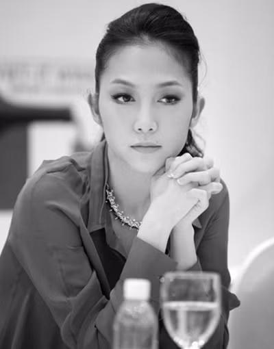 Được mệnh danh là thiên nga làng múa Việt, diễn viên múa Linh Nga là cái tên được quan tâm hàng đầu mỗi khi cô xuất hiện. Vì thế, không có gì ngạc nhiên khi nữ diễn viên xinh đẹp và tài năng này ở vị trí giám khảo của nhiều cuộc thi.