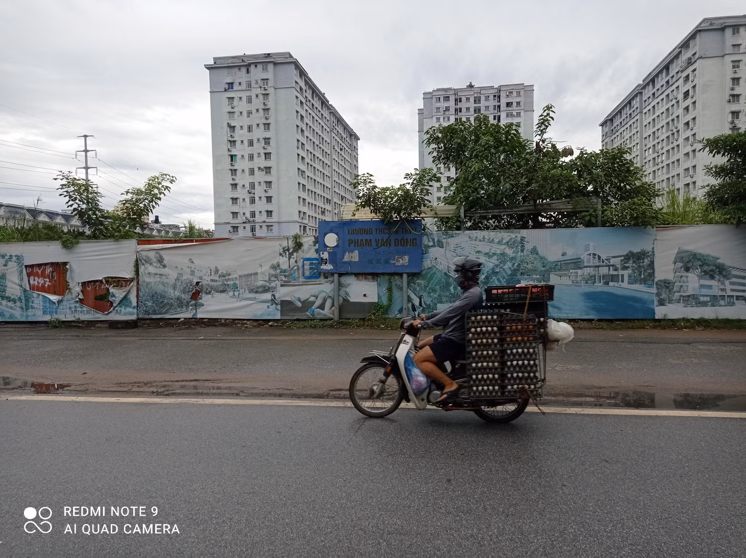 Biển tên Trường THCS &amp; THPT Phạm Văn Đồng tại Dự án Khu đô thị Thành phố giao lưu, 232 đường Phạm Văn Đồng, Bắc Từ Liêm, Hà Nội. Ảnh: Thanh Hà.