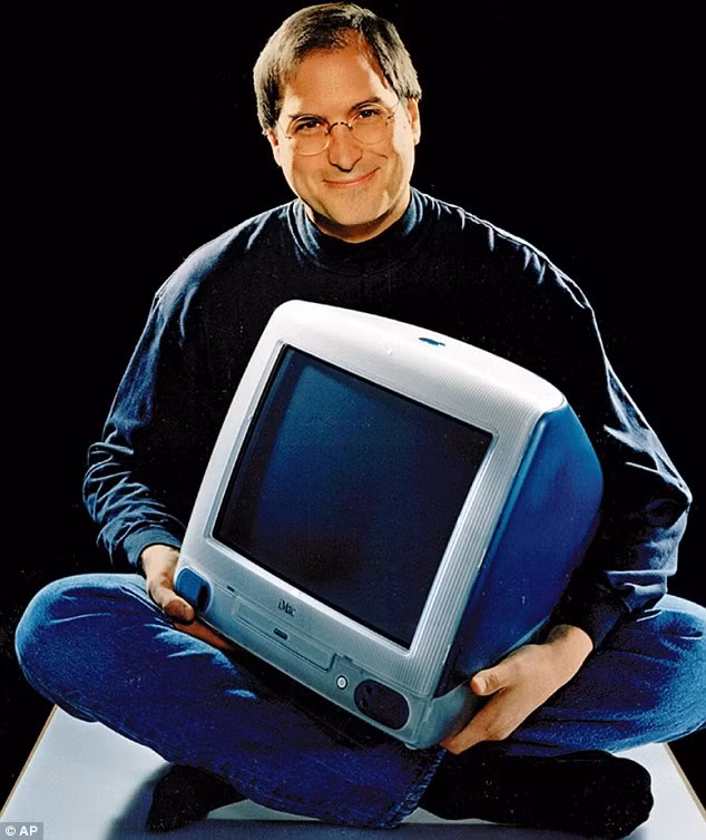 Steve Jobs và một chiếc iMac năm 1998.