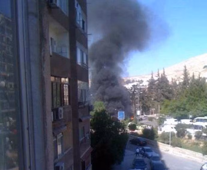 Khóc bối lên từ hiện trường vụ đánh bom nhằm vào Thủ tướng Syria.