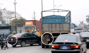 Vào hồi 16 giờ 30 phút, ngày 30.3.2011, trên Quốc lộ 5, đoạn chạy qua địa bàn phường Hùng Vương (Hồng Bàng, Hải Phòng) xảy ra vụ tai nạn giao thông giữa xe ô tô 4 chỗ ngồi, biển kiểm soát 16H-4910 với xe ô tô tải biển kiểm soát 16H-4910. Hậu quả, ô tô 4 chỗ bị bẹp đầu xe, gây tắc nghẽn giao thông kéo dài hàng trăm mét. Ảnh: Báo Hải Phòng điện tử. Vào hồi 16 giờ 30 phút, ngày 30.3.2011, trên Quốc lộ 5, đoạn chạy qua địa bàn phường Hùng Vương (Hồng Bàng, Hải Phòng) xảy ra vụ tai nạn giao thông giữa xe ô tô 4 chỗ ngồi, biển kiểm soát 16H-4910 với xe ô tô tải biển kiểm soát 16H-4910. Hậu quả, ô tô 4 chỗ bị bẹp đầu xe, gây tắc nghẽn giao thông kéo dài hàng trăm mét. Ảnh: Báo Hải Phòng điện tử.