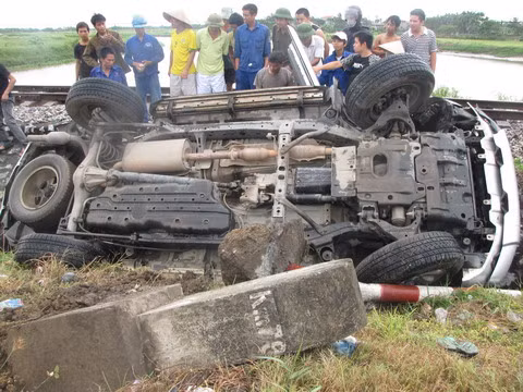Hậu quả là chiếc Toyota Prado mất lái, lao sang bên đường ngược chiều, húc đổ cả biển báo giao thông và cột mốc trước khi lao xuống rãnh bê tông cạnh đường tàu. Ảnh: VnMedia. Hậu quả là chiếc Toyota Prado mất lái, lao sang bên đường ngược chiều, húc đổ cả biển báo giao thông và cột mốc trước khi lao xuống rãnh bê tông cạnh đường tàu. Ảnh: VnMedia.