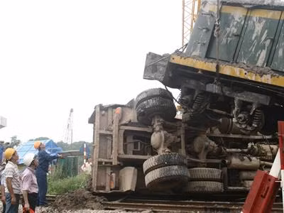 Khoảng 9 giờ sáng 13.8.2009, trên đoạn đường sắt nằm sát Quốc lộ 5 (thuộc địa phận Gia Lâm, Hà Nội) xảy ra vụ tai nạn giao thông giữa tàu hỏa chở hàng chạy hướng Hà Nội - Hải Phòng với một ô tô tải chở bùn. Tại hiện trường, chiếc ô tô tải biển kiểm soát 30K-4093 nằm giữa đường ray, cạnh đó là đầu tàu hỏa mang biển hiệu D4H454 sau khi kéo lê ô tô tải hơn 10m. Những người chứng kiến cho biết, khi xe tải đang lùi từ công trường ra thì tàu chở hàng đi tới nên đã dẫn đến tai nạn. Vụ tai nạn không gây thiệt hại về người. Ảnh: Tiền phong. Khoảng 9 giờ sáng 13.8.2009, trên đoạn đường sắt nằm sát Quốc lộ 5 (thuộc địa phận Gia Lâm, Hà Nội) xảy ra vụ tai nạn giao thông giữa tàu hỏa chở hàng chạy hướng Hà Nội - Hải Phòng với một ô tô tải chở bùn. Tại hiện trường, chiếc ô tô tải biển kiểm soát 30K-4093 nằm giữa đường ray, cạnh đó là đầu tàu hỏa mang biển hiệu D4H454 sau khi kéo lê ô tô tải hơn 10m. Những người chứng kiến cho biết, khi xe tải đang lùi từ công trường ra thì tàu chở hàng đi tới nên đã dẫn đến tai nạn. Vụ tai nạn không gây thiệt hại về người. Ảnh: Tiền phong.