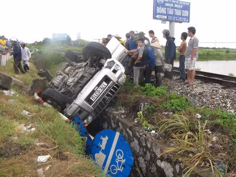 Khoảng 10 giờ sáng 30.7.2011, một chiếc Toyota Prado đăng ký tại tỉnh Thái Bình đang lưu thông trên quốc lộ 5 theo hướng Hải Phòng – Hà Nội thì bị đâm từ phía sau, mất lái lao sang đường theo chiều ngược lại. Vụ tai nạn khiến một người trên xe bị thương, xe hư hỏng nặng. Ảnh: VnMedia. Khoảng 10 giờ sáng 30.7.2011, một chiếc Toyota Prado đăng ký tại tỉnh Thái Bình đang lưu thông trên quốc lộ 5 theo hướng Hải Phòng – Hà Nội thì bị đâm từ phía sau, mất lái lao sang đường theo chiều ngược lại. Vụ tai nạn khiến một người trên xe bị thương, xe hư hỏng nặng. Ảnh: VnMedia.