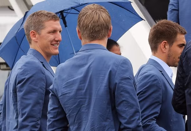 Bastian Schweinsteiger cùng với đồng đội Toni Kroos ở Munich trò chuyện rất thân mật.
