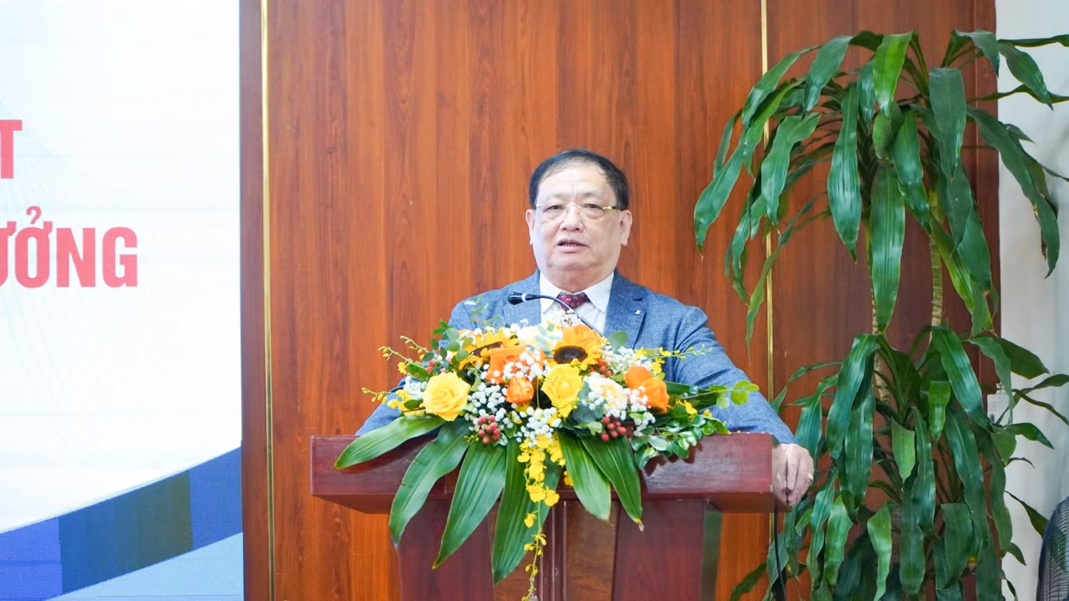 Nhà giáo nhân dân, Phó Giáo sư, Tiến sĩ Tô Ngọc Hưng – Hiệu trưởng Nhà trường phát biểu.