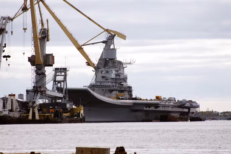"Mặt trời quả cảm" INS Vikramaditya tại nhà máy đóng tàu Sevmash trước khi nhổ neo tiến ra Bạch Hải.