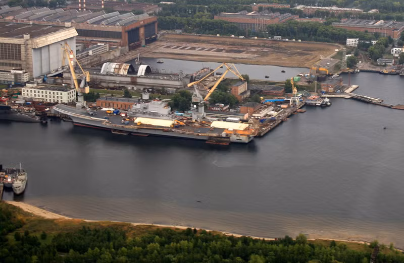 Tàu sân bay INS Vikramaditya theo kế hoạch ban đầu sẽ có chuyến chạy thử tại Biển Trắng vào ngày 25 tháng 5. Tuy nhiên người phát ngôn nhà máy đóng tàu Sevmash ở miền Bắc nước Nga, nơi con tàu này đang được đại tu, cho biết "việc bắt đầu chạy thử trên biển đã được lùi sang đầu tháng 6".