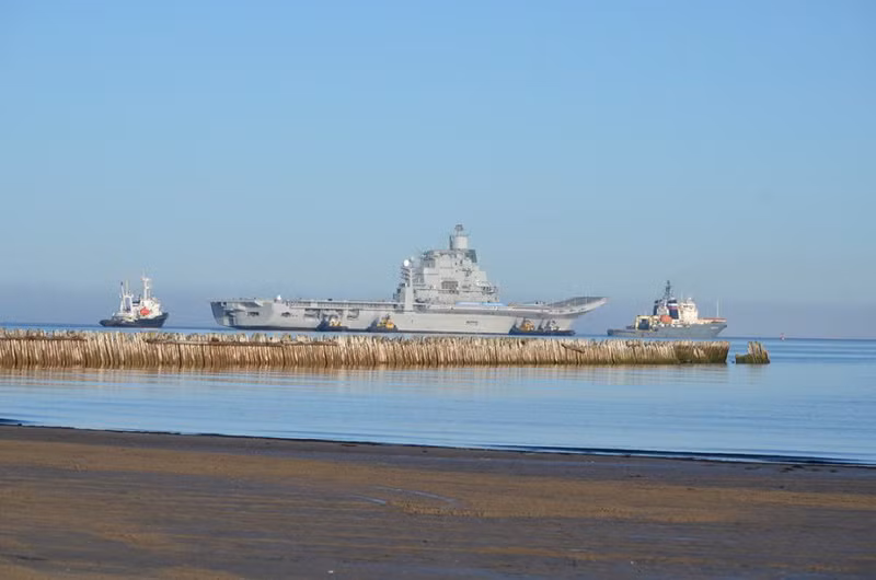 INS Vikramaditya trên đường ra Bạch Hải.