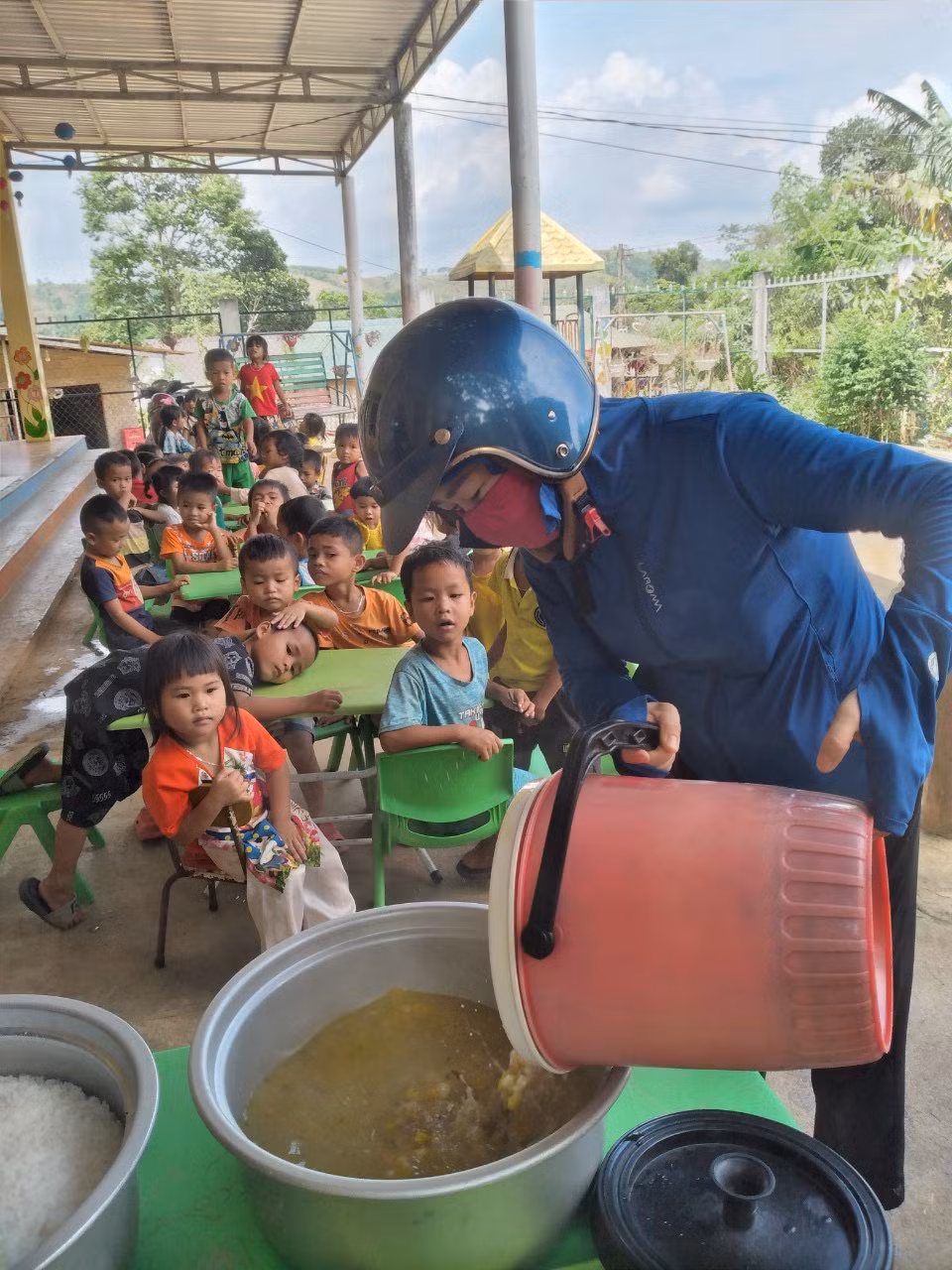 Cô nuôi ở trường Mầm non Tân Liên chia cơm ở điểm trường Cheng. Ảnh: LC Cô nuôi ở trường Mầm non Tân Liên chia cơm ở điểm trường Cheng. Ảnh: LC