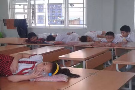 6 học sinh bị đánh đau nhất được cô giáo giữ lại trường cho chườm đá