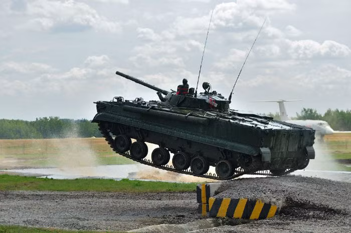 Trong thời gian diễn ra triển lãm, các màn trình diễn dạng sân khấu mang tên "Vô địch và huyền thoại" với sự tham gia của các phương tiện chiến đấu hiện đại sẽ được tổ chức ngay tại khuôn viên triển lãm.